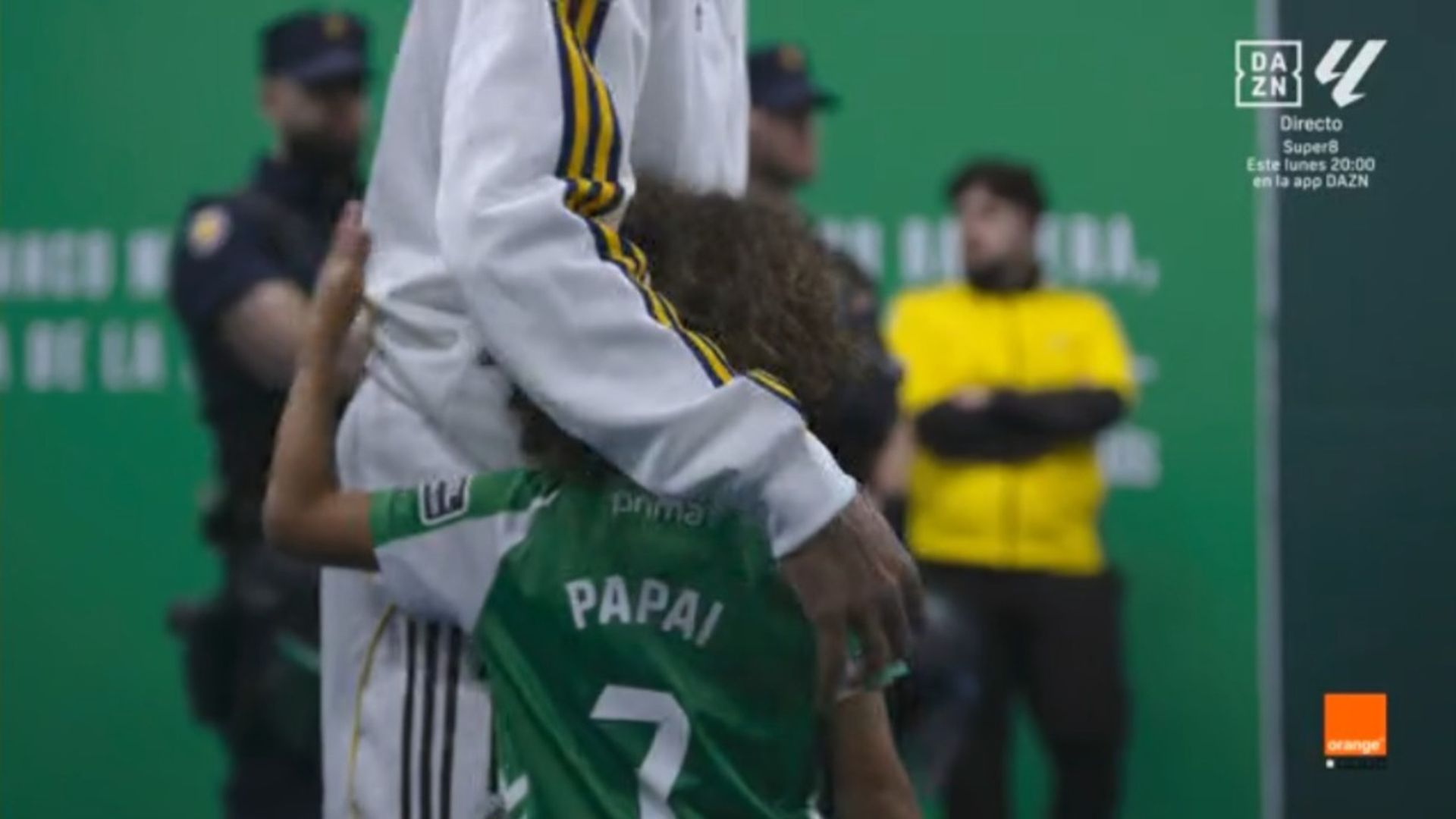 Mbappé abraza a uno de los hijos de Antony