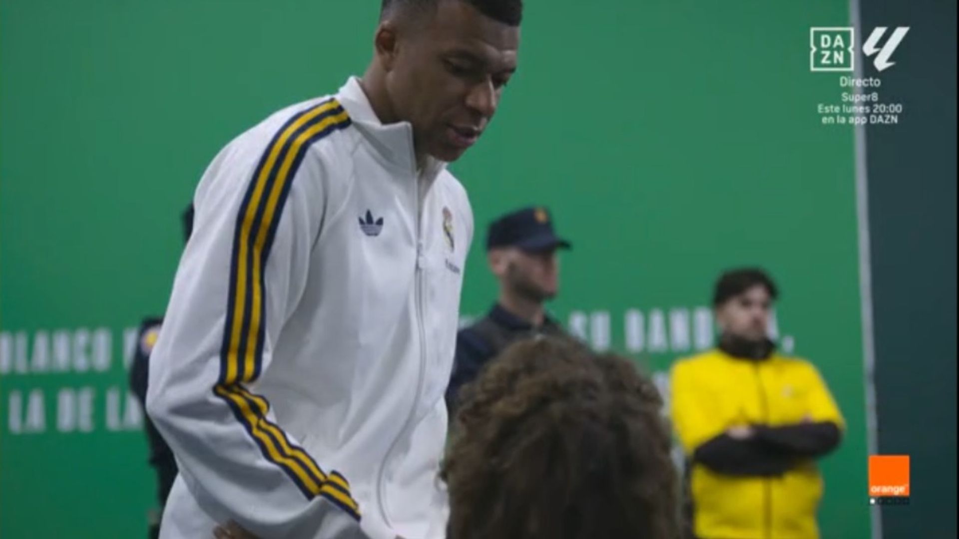 Mbappé dialoga con uno de los hijos de Antony
