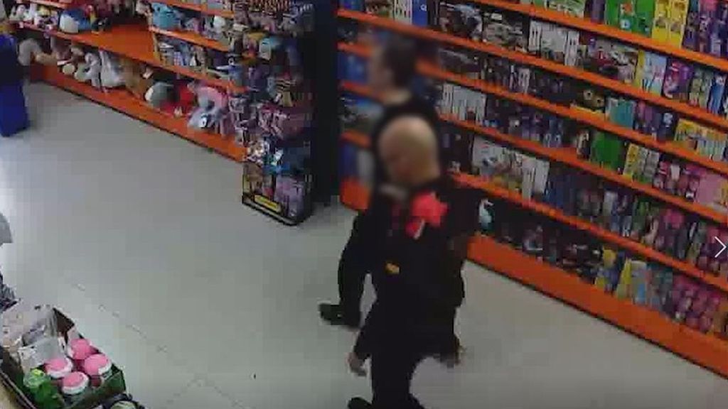 Orden de alejamiento de seis meses de una juguetería para un ladrón reincidente de cajas de Lego en Barcelona