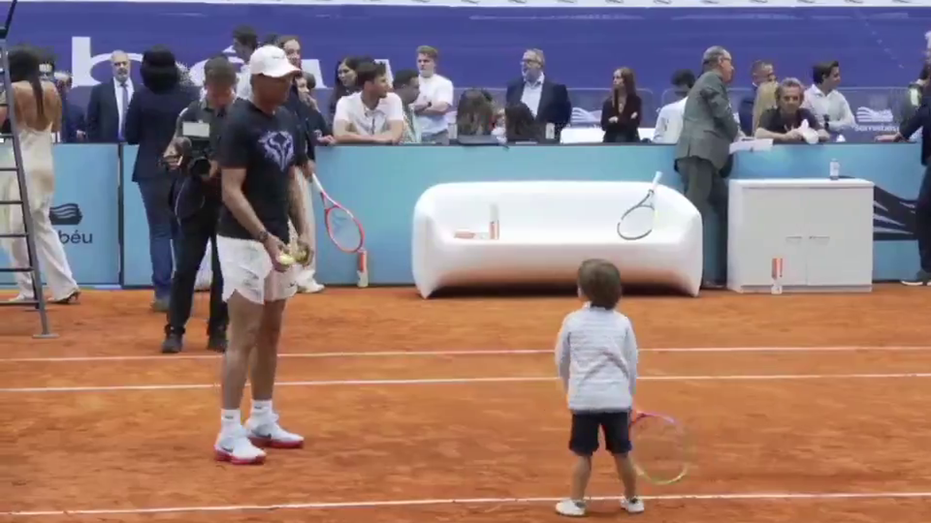 Rafa Nadal pelotea con su hijo en el Bernabéu