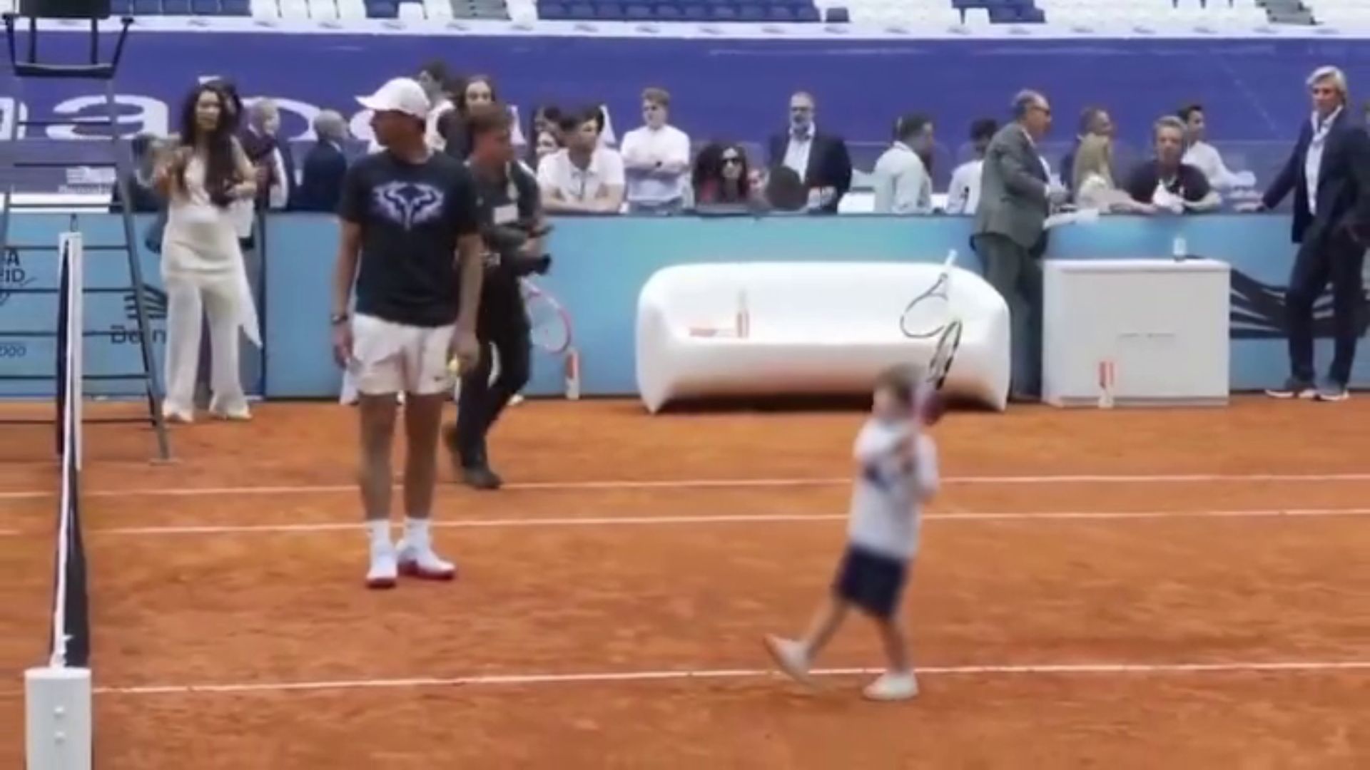 Rafa peloteó con su hijo en la pista temporal del Bernabéu