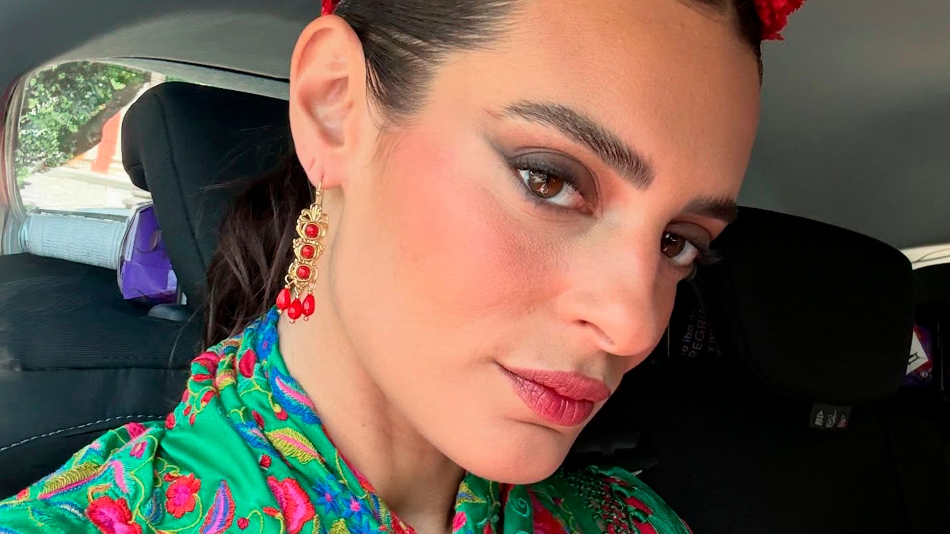 Susana Molina enseña lo que lleva en su original bolso para la Feria de Sevilla