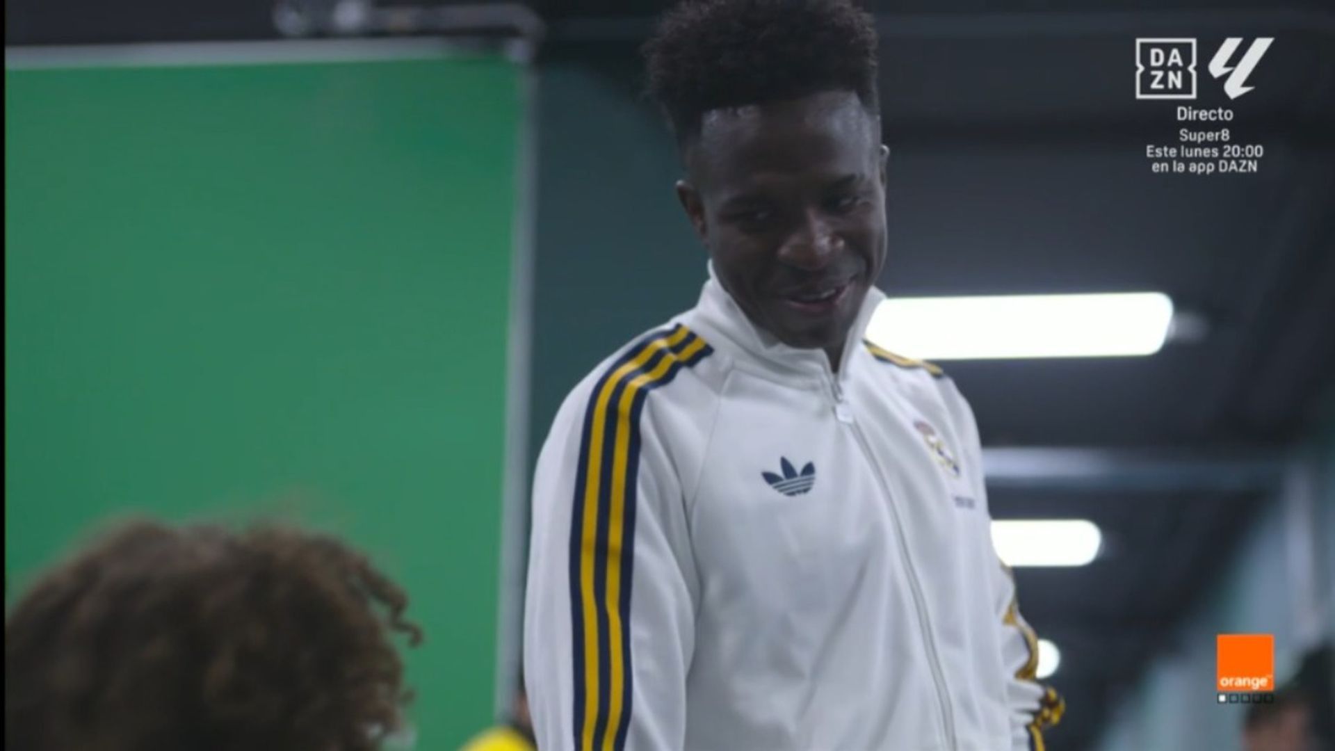 Vinicius saluda a uno de los hijos de Antony