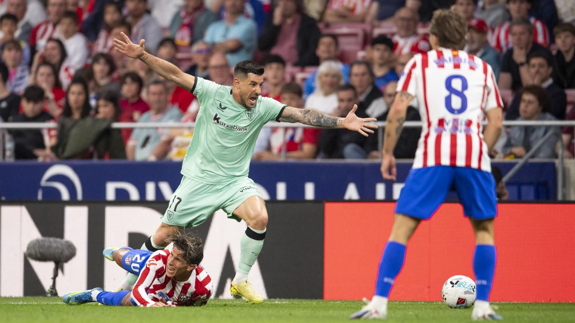 Acción de Yuri Berchiche ante el Atlético en el Metropolitano