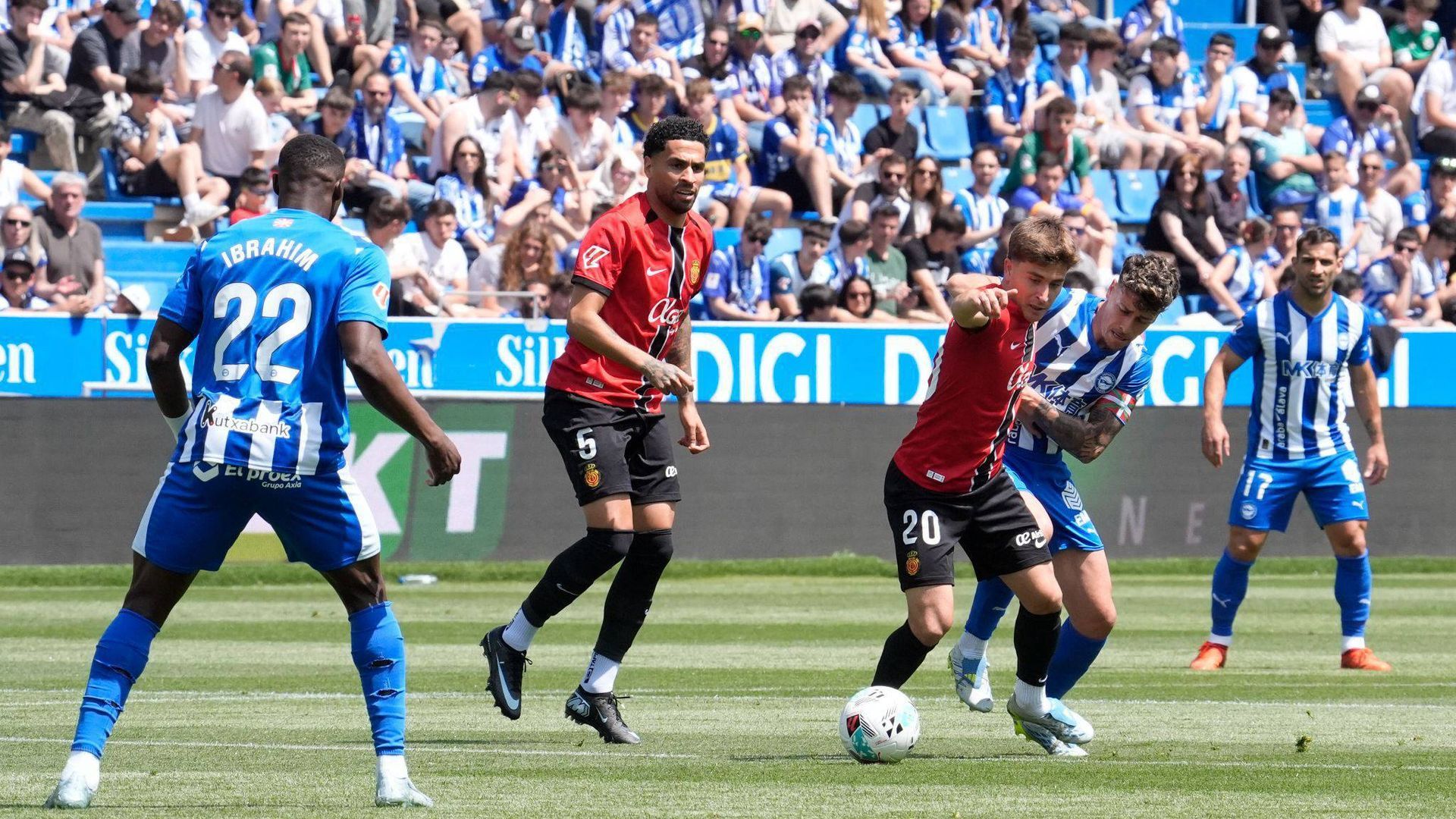 Antonio Blanco lucha un balón con Pablo Torre
