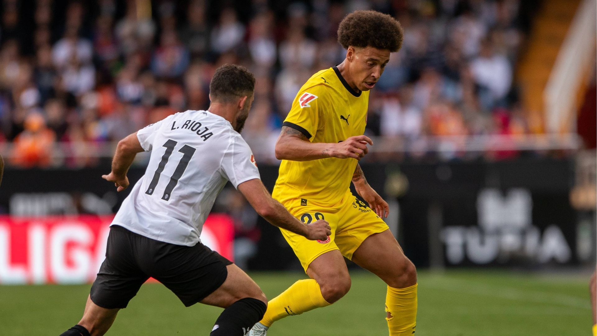 Axel Witsel, ante Luis Rioja en el Valencia-Girona