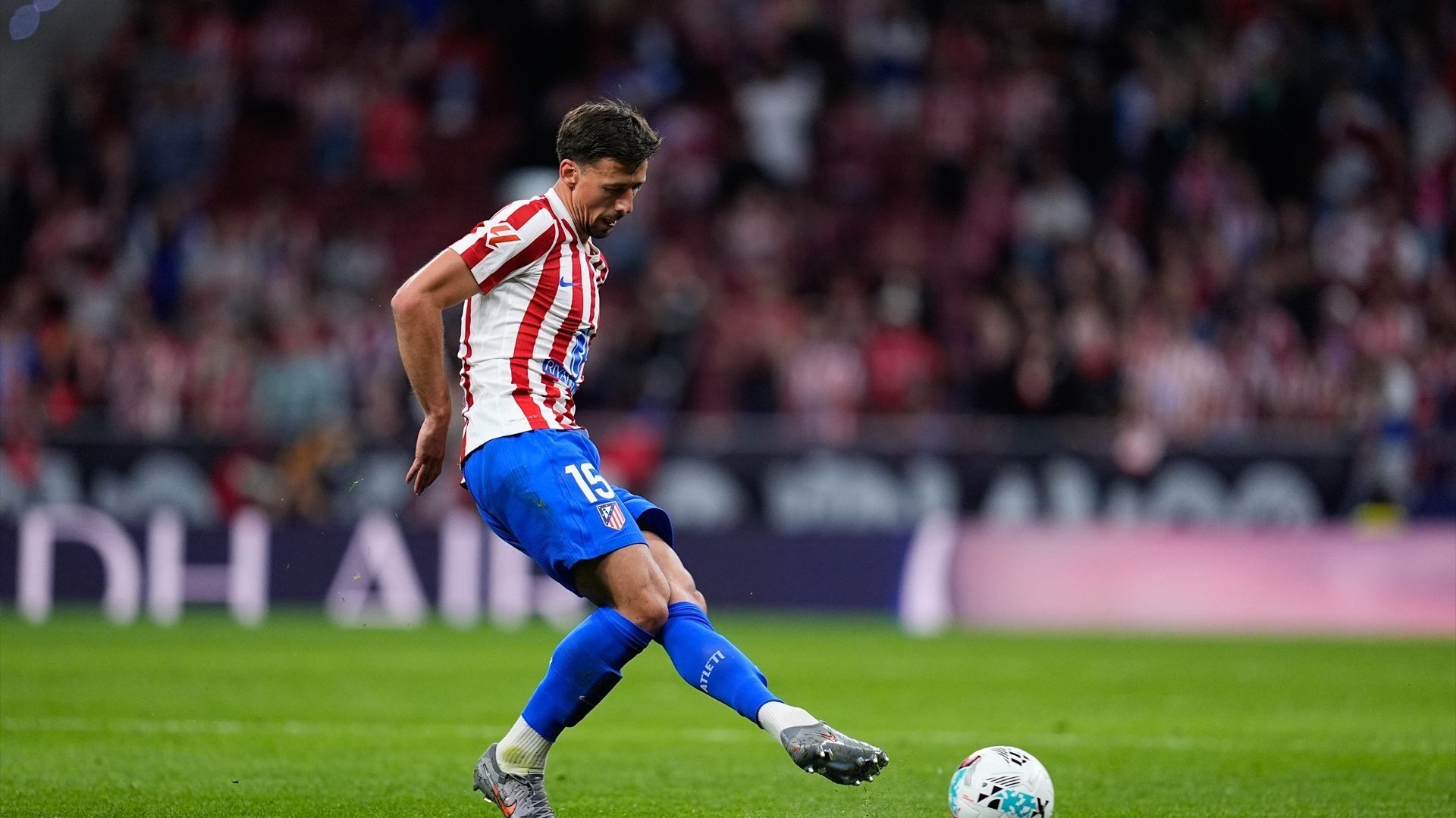Clément Lenglet da un pase en el Atlético-Athletic