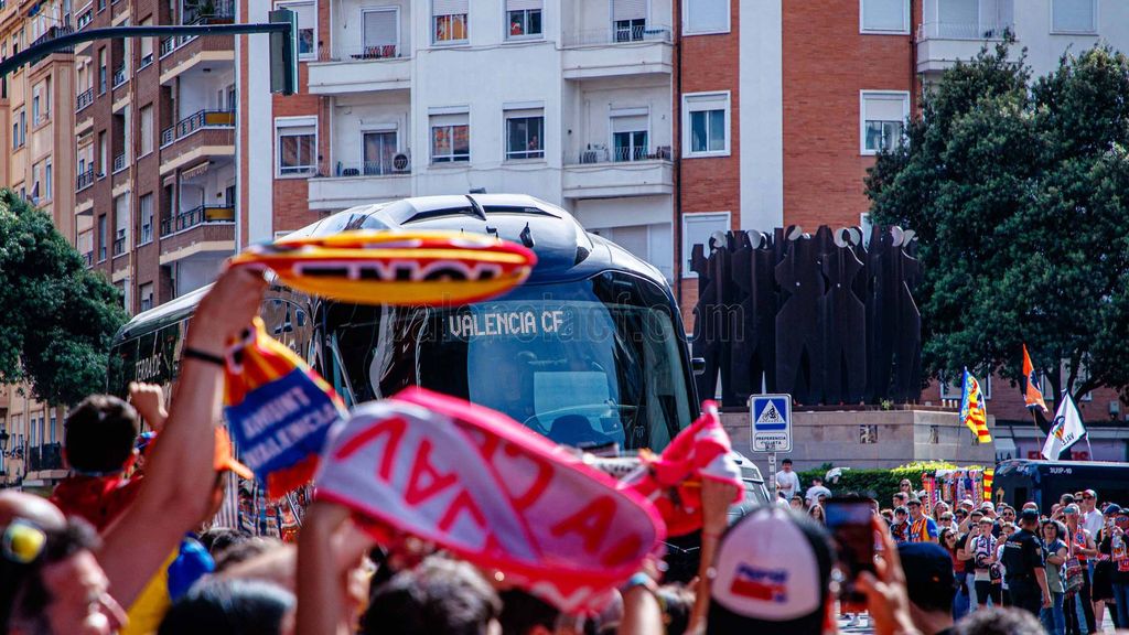 Pitos a la llegada del Valencia a Mestalla para jugar contra el Girona