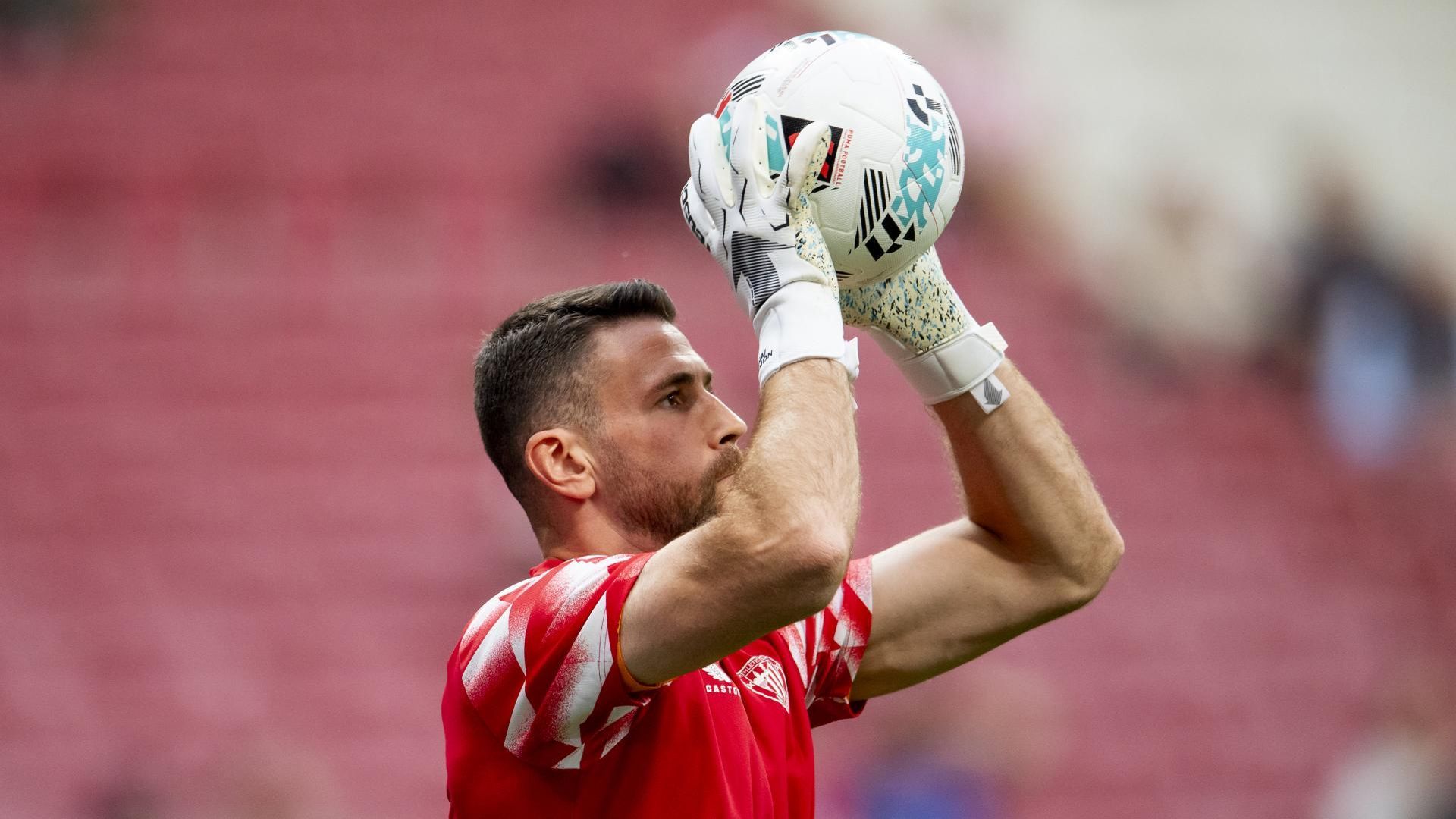 El guardameta Unai Simón calienta para jugar en el Metropolitano