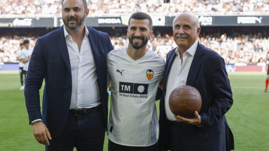 El balón con el que el Valencia CF obsequiará a Juan Costa