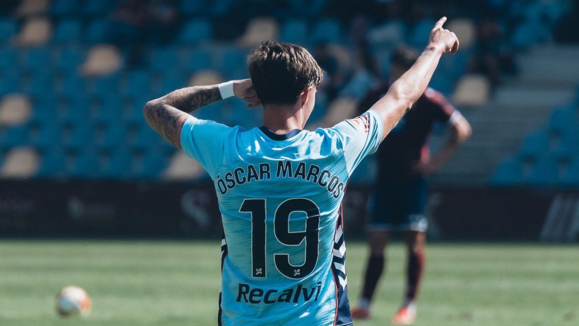 Óscar Marcos celebrando su gol al Pontevedra
