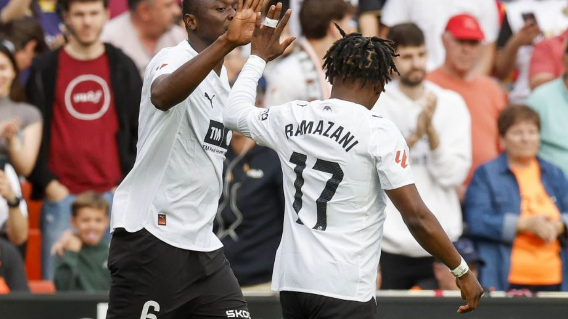 Ramazani y Sadiq celebran un gol ante el Girona