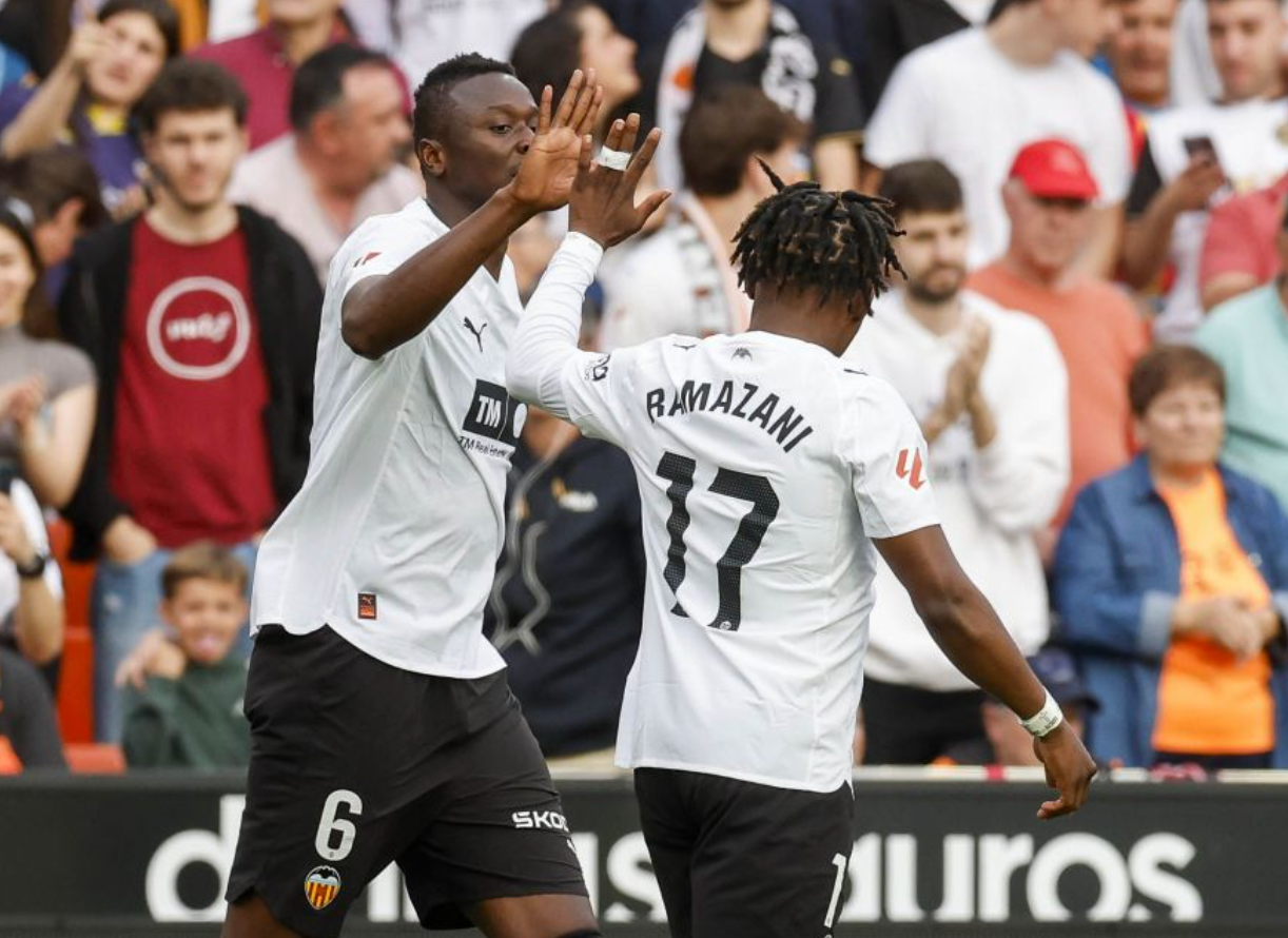 Ramazani y Sadiq celebran un gol ante el Girona