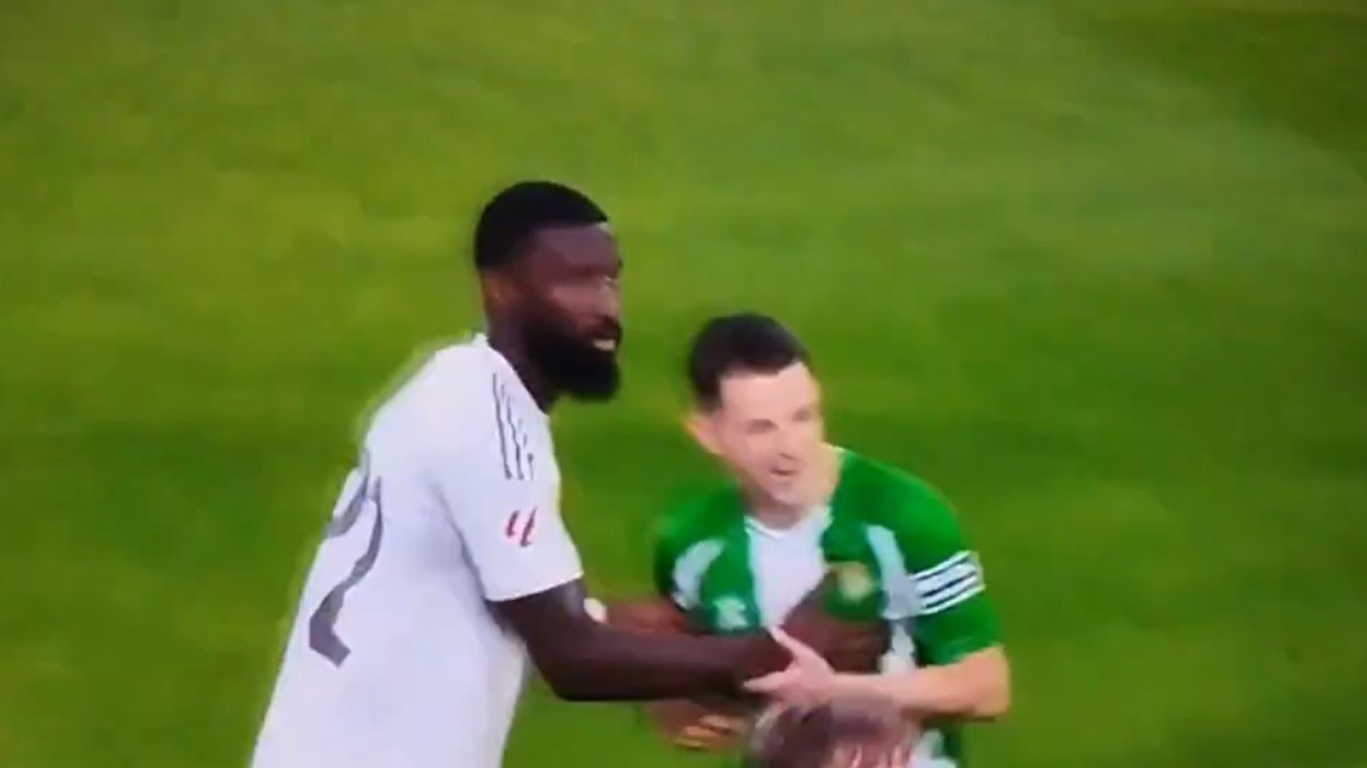 Rüdiger pellizcando en el pecho a Fidalgo