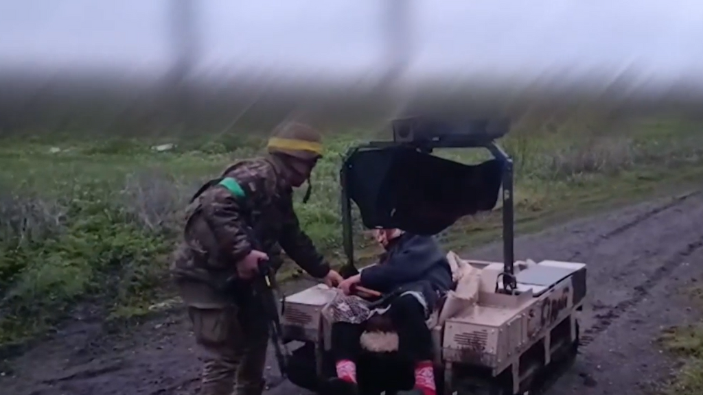 Sorprendente rescate de una anciana en medio de un ataque ruso en Ucrania: los drones le salvaron la vida