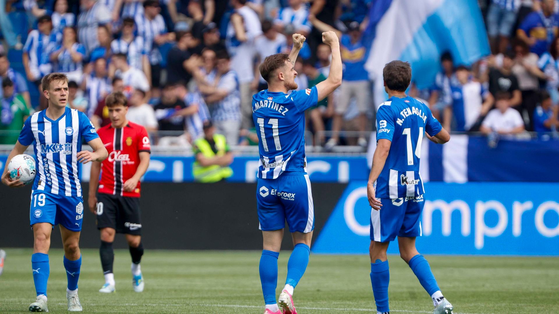 Toni Martínez celebra uno de sus goles en el Alavés-Mallorca