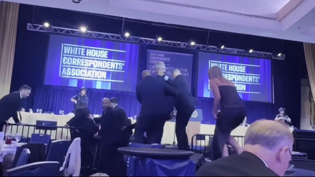 Así se vivieron los momentos de tensión tras escucharse disparos en la cena de corresponsales en Washington