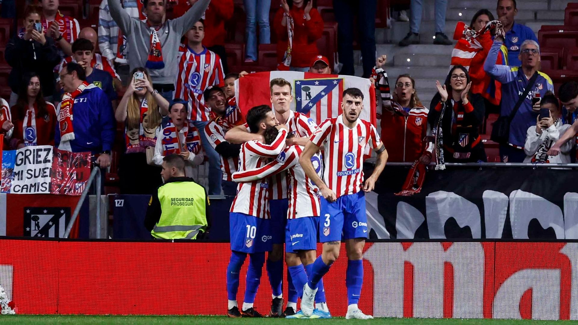 Baena y Sorloth celebran el segundo gol ante el Athletic.