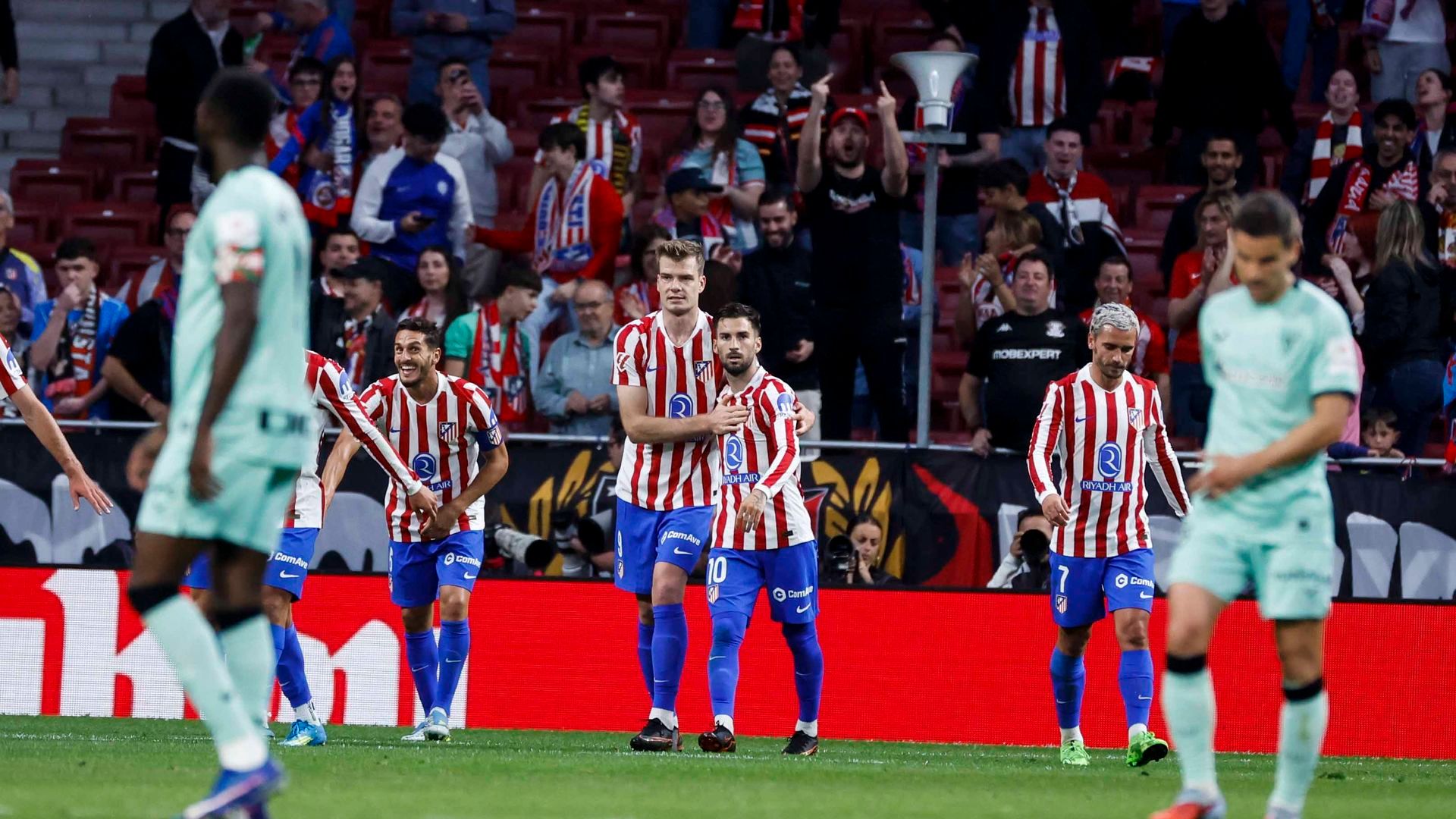 Baena y Sorloth celebran el segundo gol ante el Athletic.