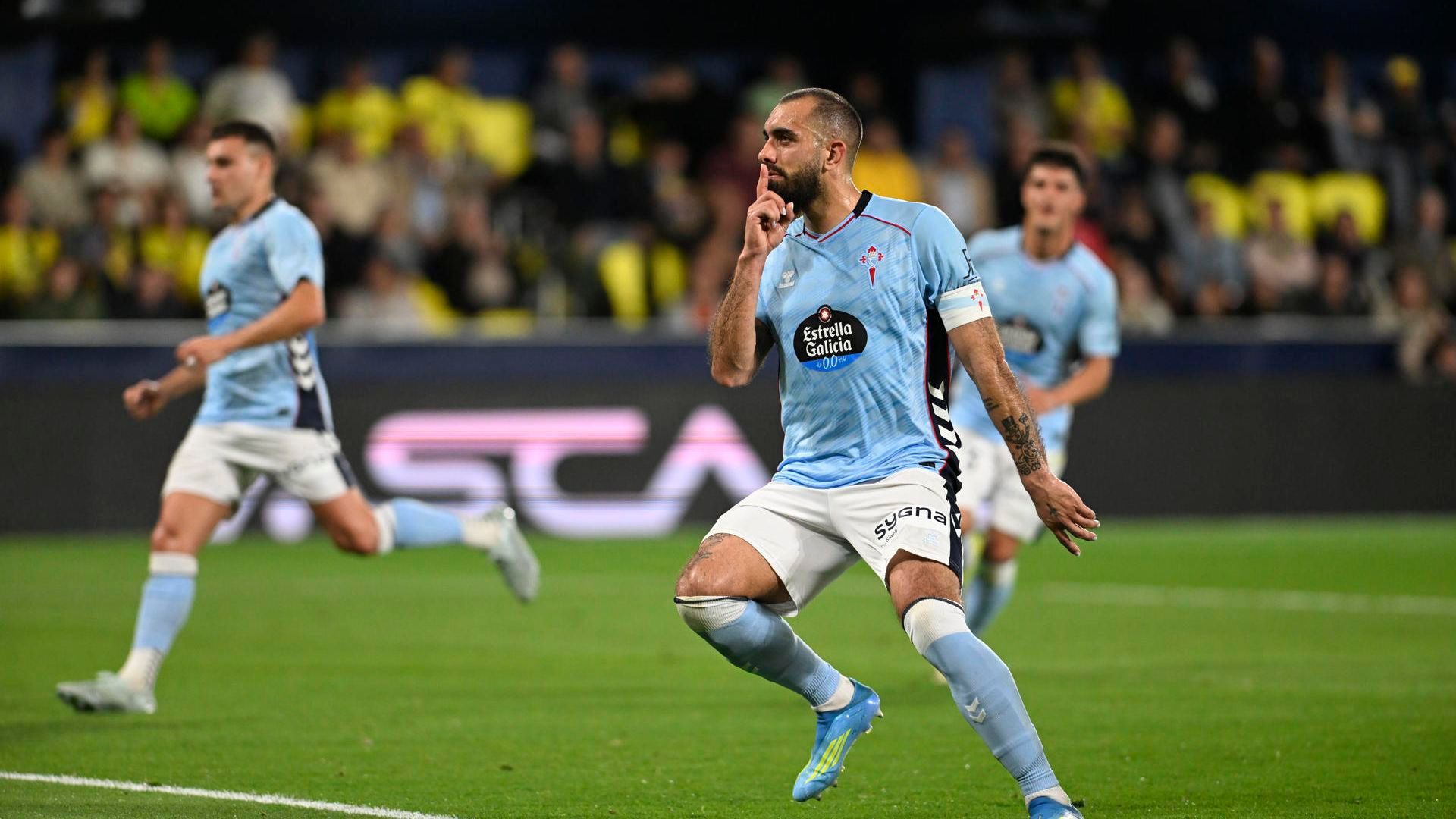 Borja Iglesias manda a callar a la grada de La Cerámica