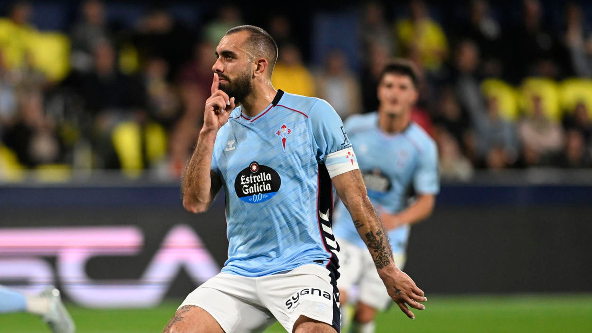 Borja Iglesias manda a callar a la grada de La Cerámica