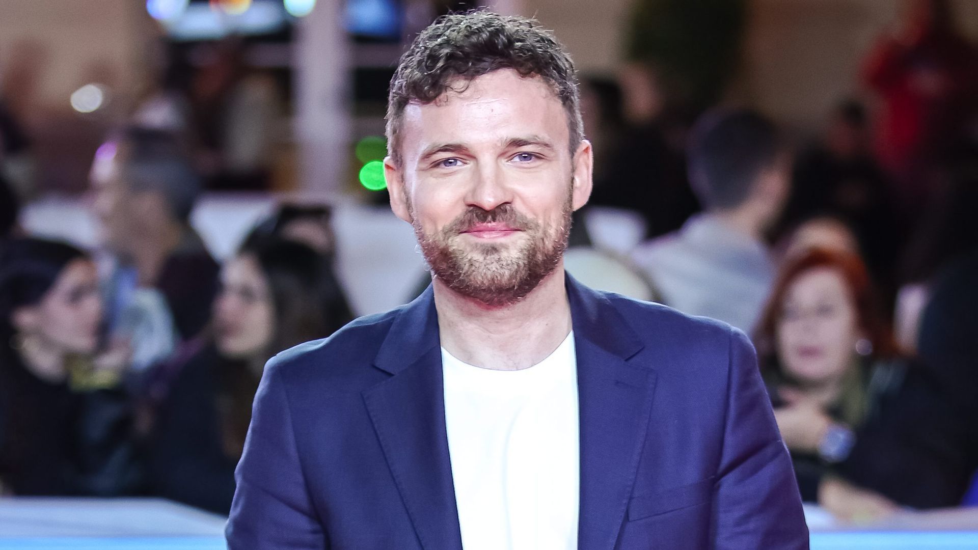 El actor Adam Jezierski anuncia que ha sido padre de su primera hija