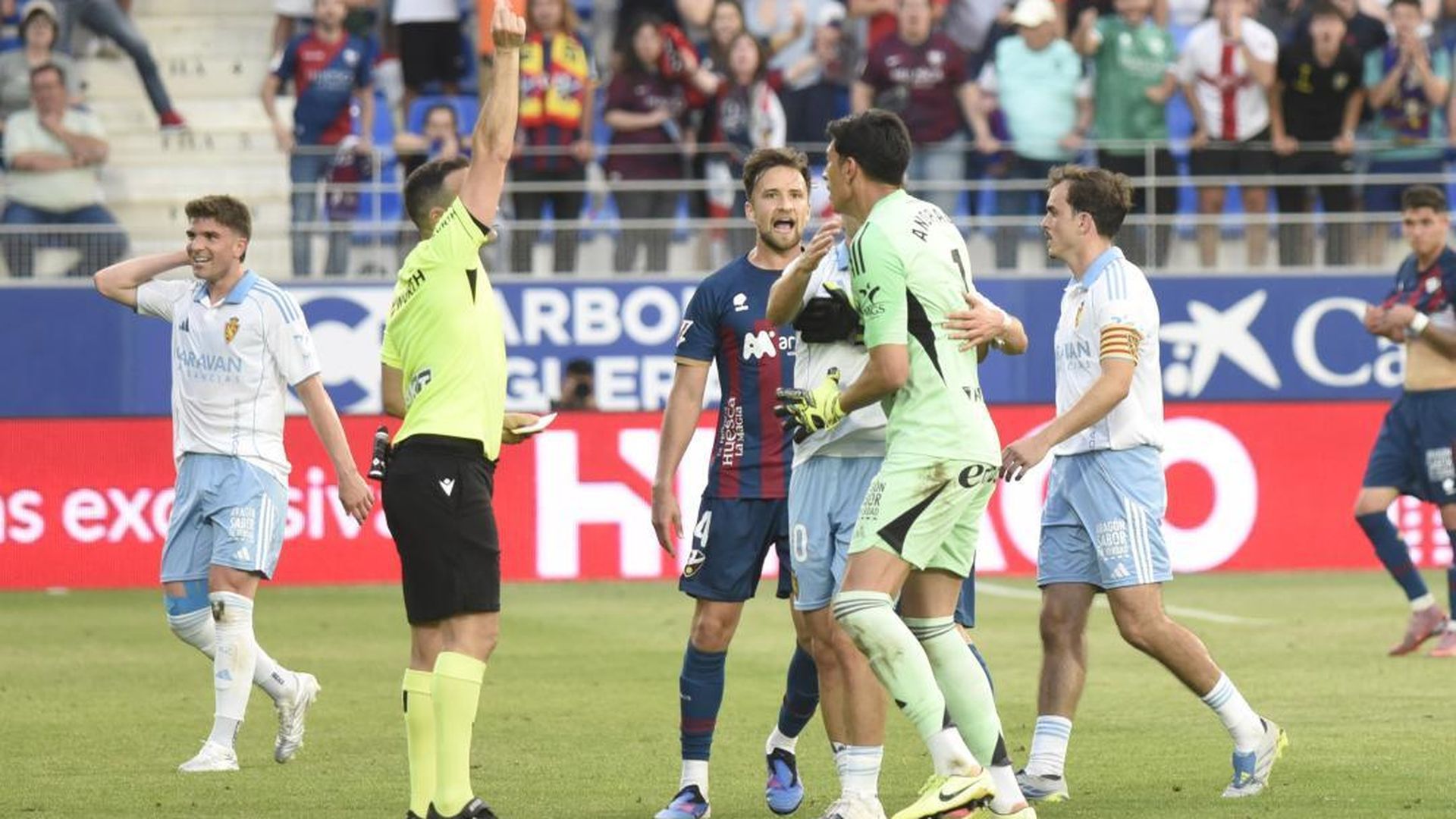 El colegiado muestra cartulina roja a Esteban Andrada
