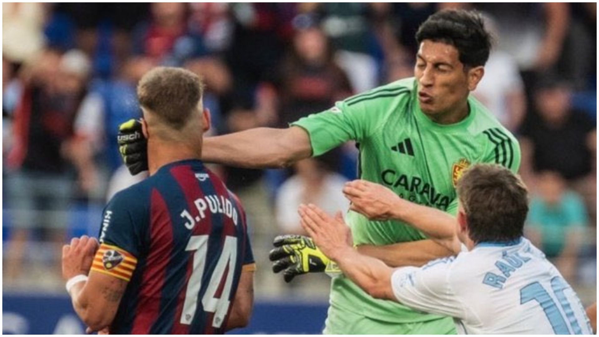 El puñetazo de Andrada a Pulido en el Huesca - Real Zaragoza