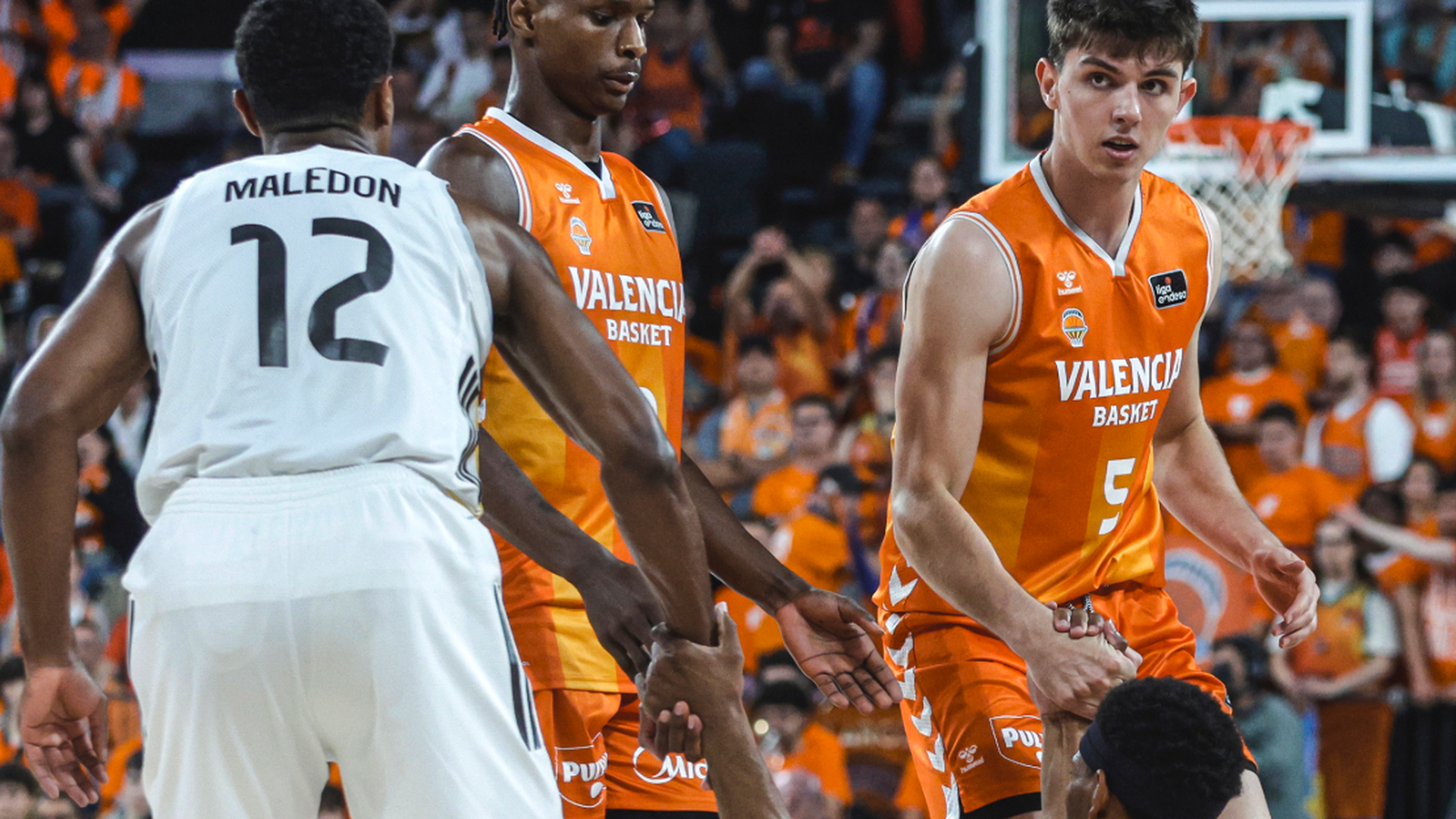 El Real Madrid llena el Roig Arena y pasa por encima del Valencia Basket (82-96)