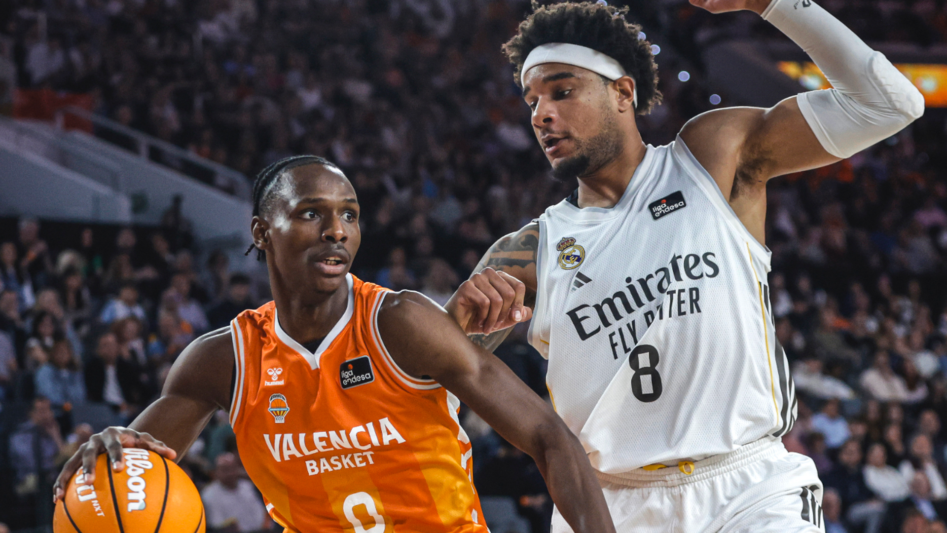 El Real Madrid llena el Roig Arena y pasa por encima del Valencia Basket (82-96)