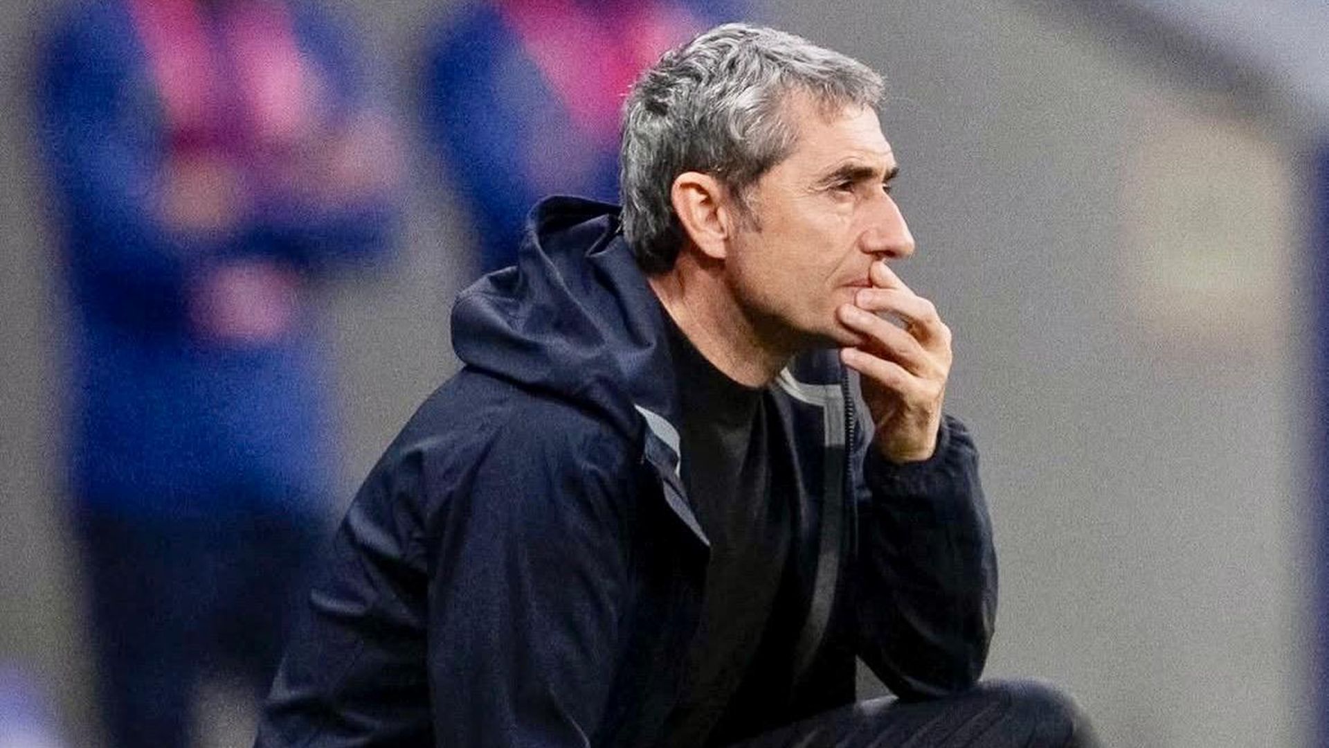 Ernesto Valverde estudia el desarrollo de un partido en la banda