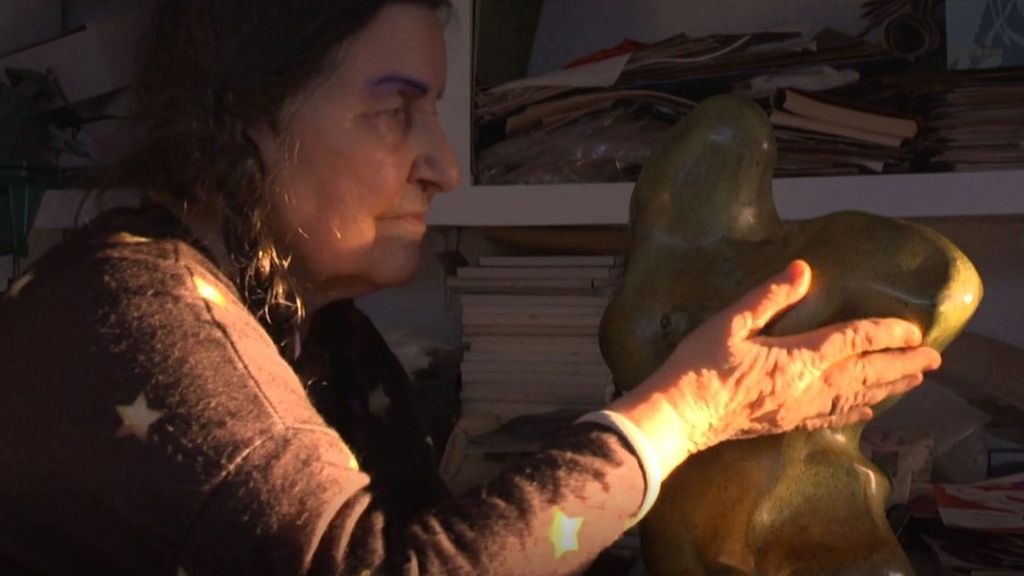 Se busca museo para las obras de la escultora Ángela: su inmenso legado, reconocible por sus figuras de ecos primitivos y sus brutos torsos humanos