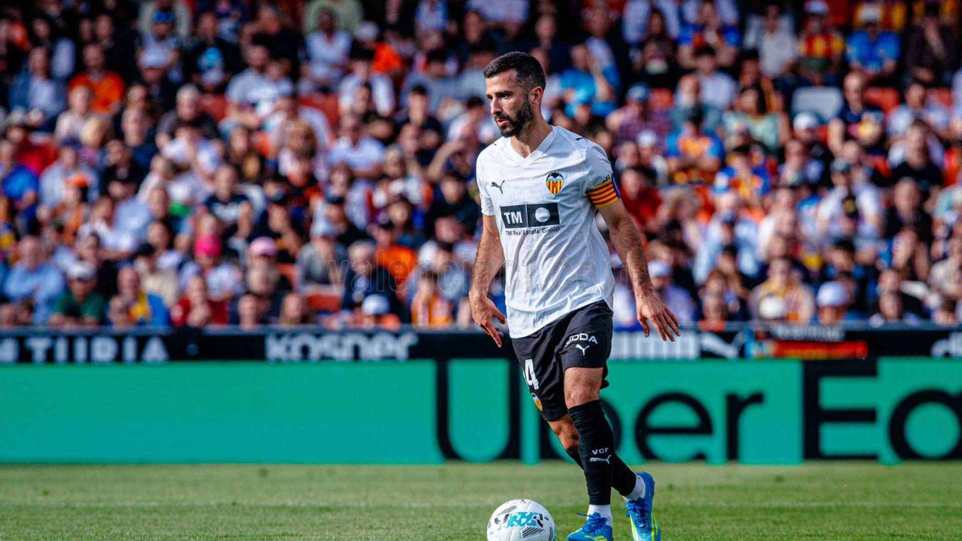 Gayà con el brazalete