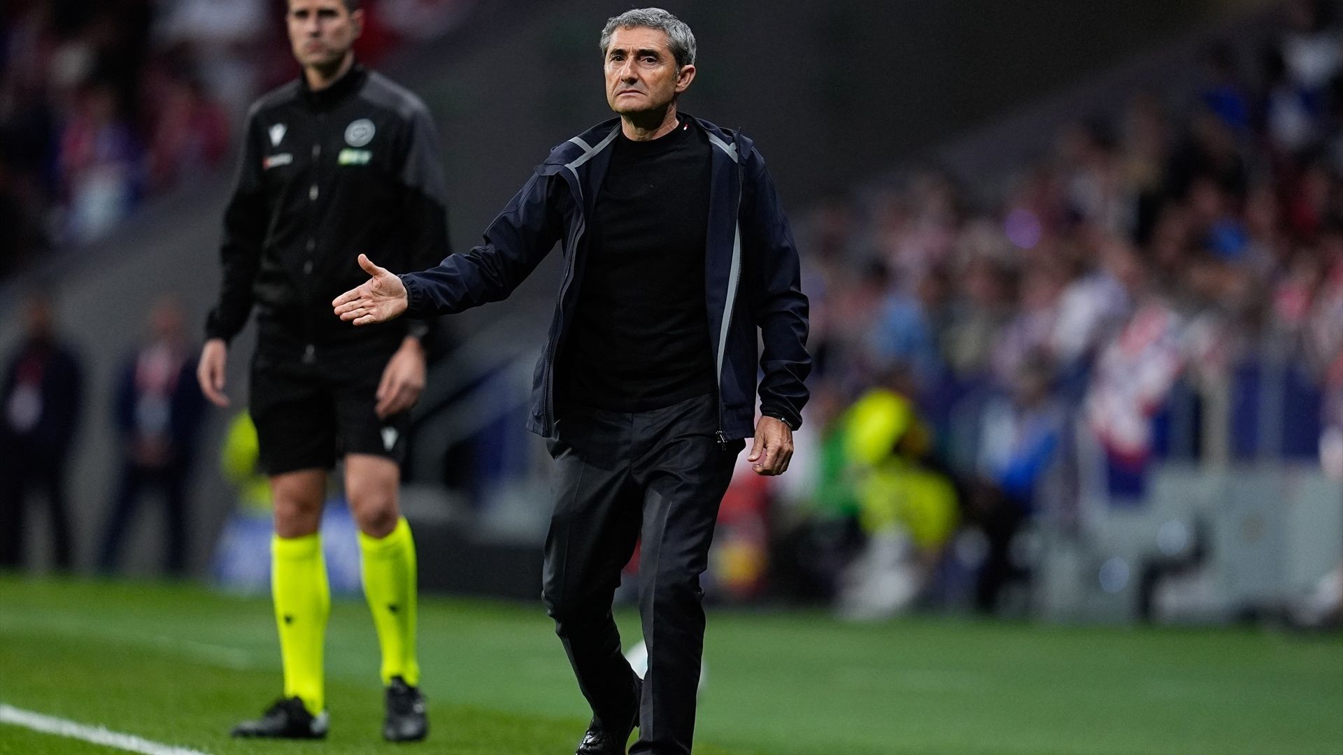 Gesto del técnico Ernesto Valverde ante el Atlético en el Metropolitano