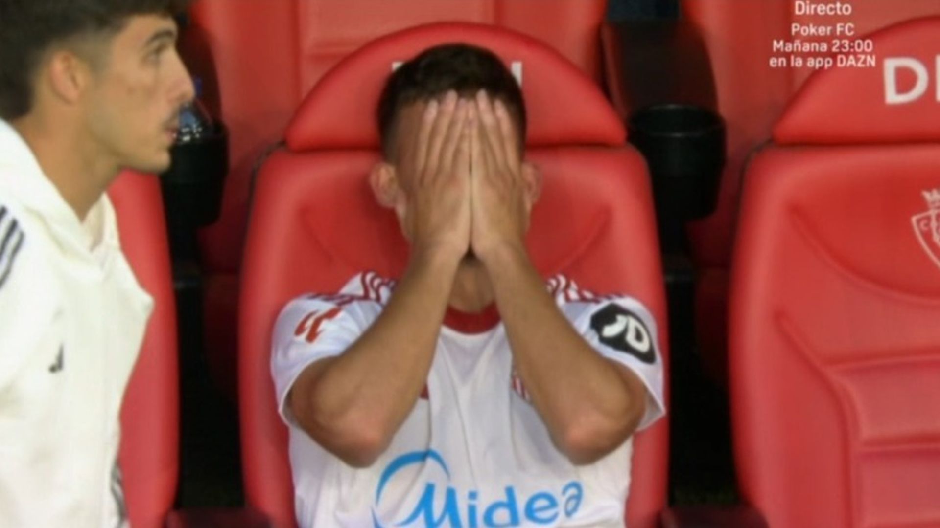 Kike Salas, roto tras la derrota del Sevilla ante Osasuna