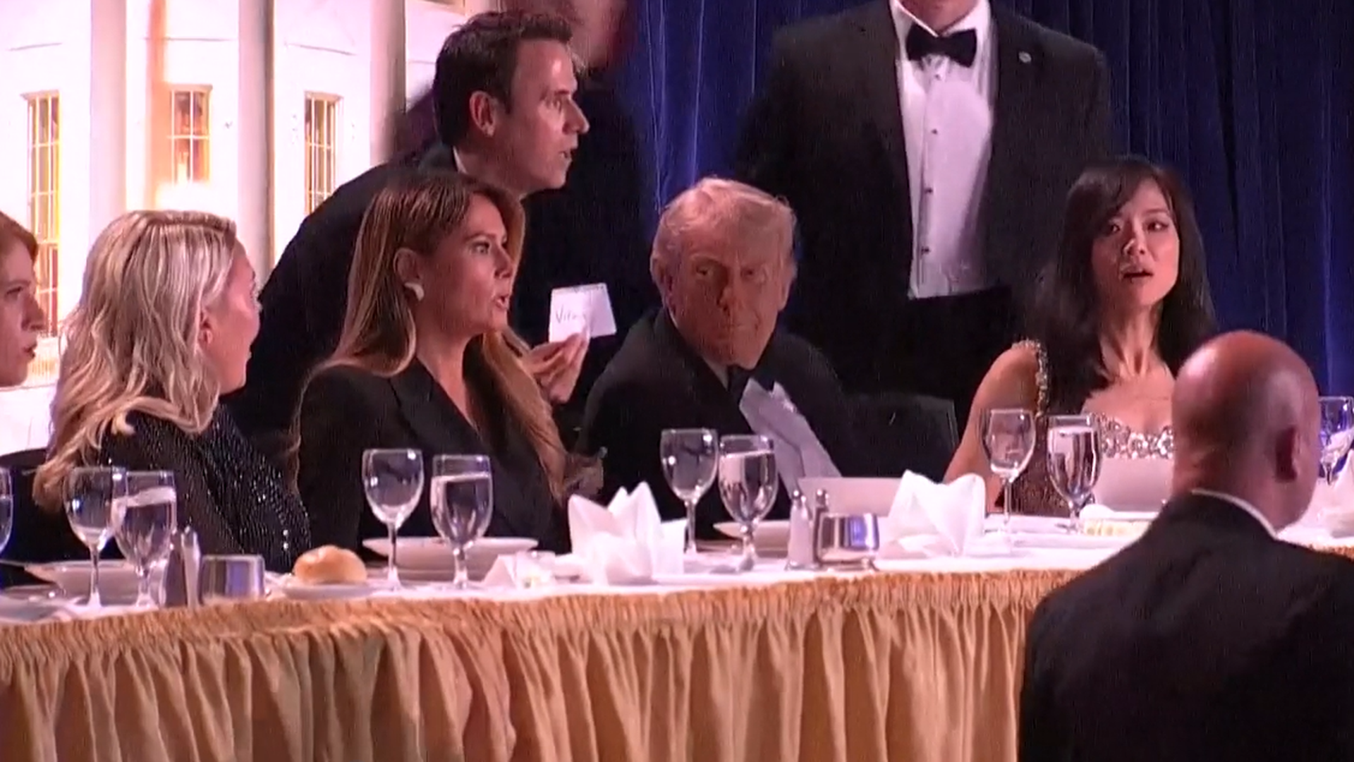 La reacción de Melania Trump tras escuchar disparos durante la cena de comensales