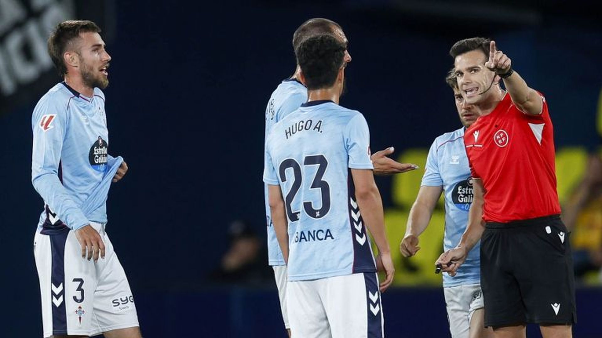 Los jugadores del Celta protestan a Quintero González