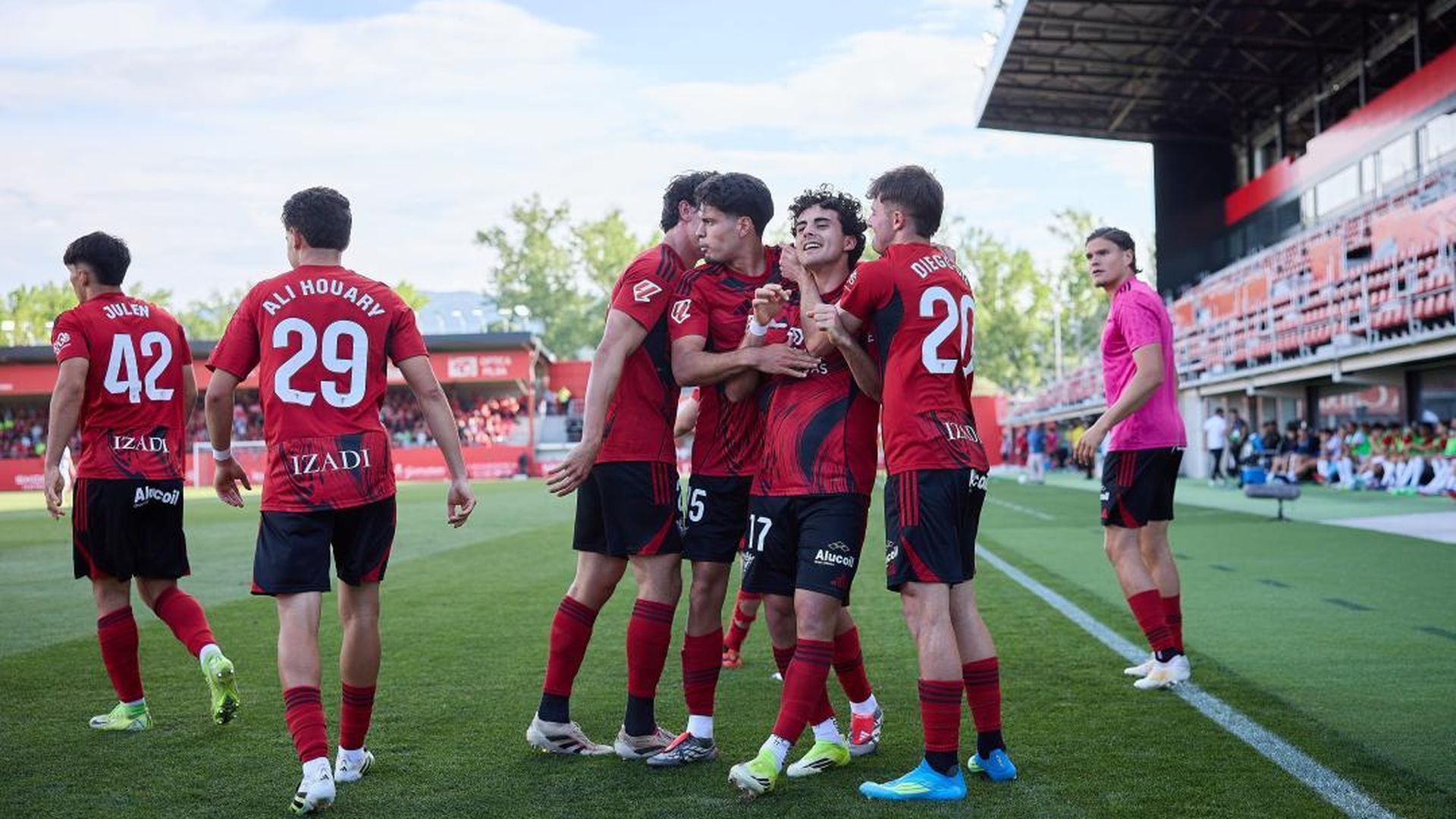 Los jugadores del Mirandés celebran un gol
