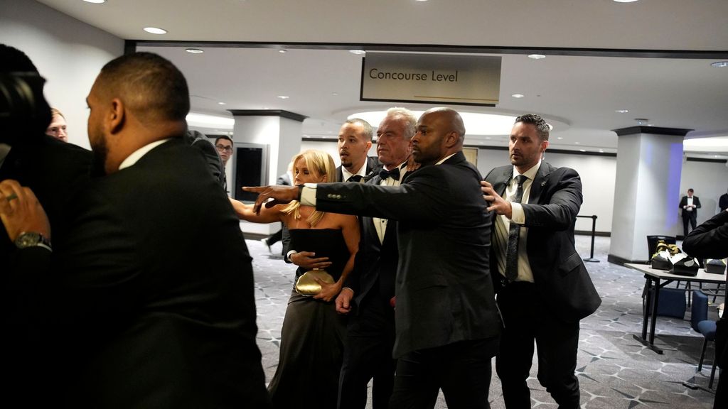 Los momentos de tensión durante la la Cena de Corresponsales tras un intento de ataque con armas