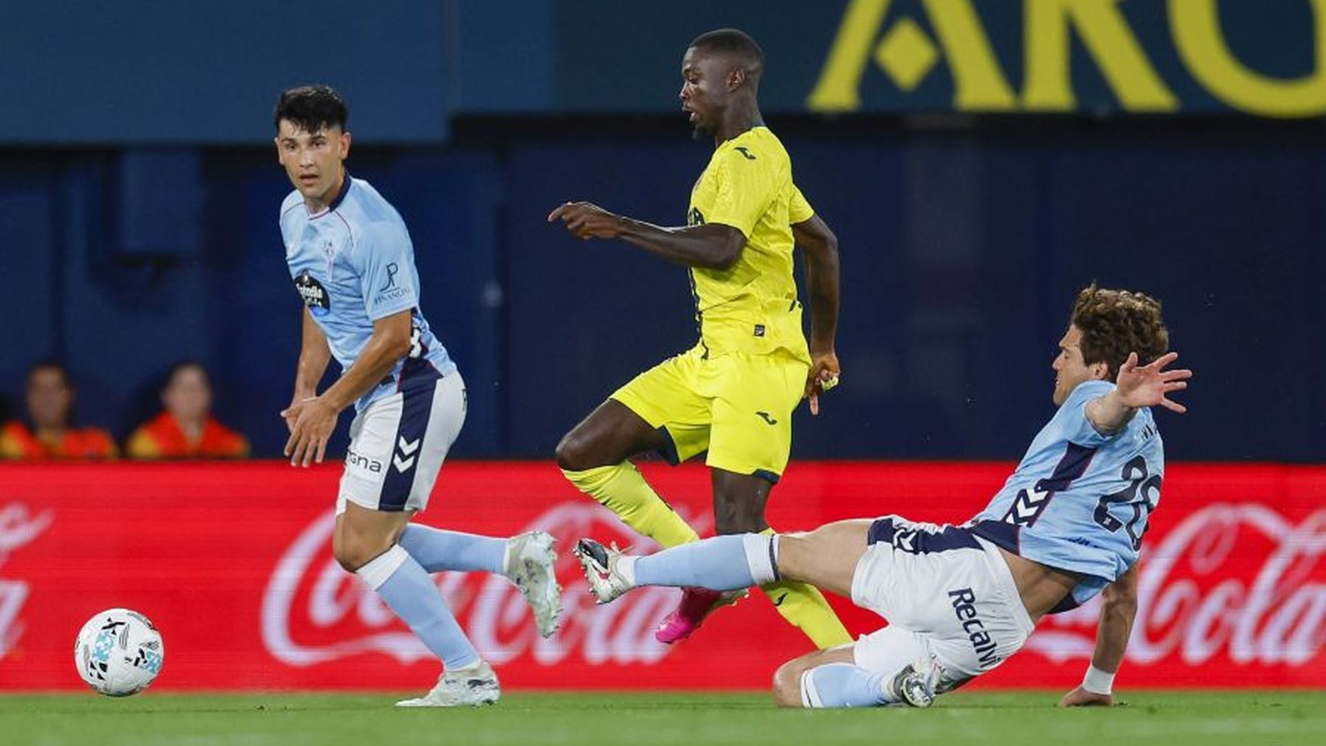 Marcos Alonso y Yoel Lago ante el Villarreal