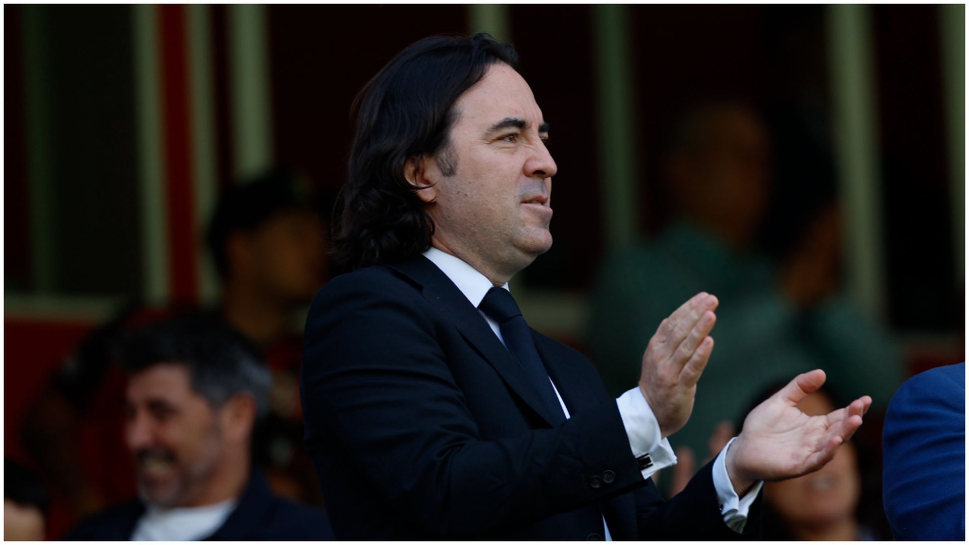 Martín Presa, en el palco de Vallecas durante el Rayo Vallecano - Real Sociedad