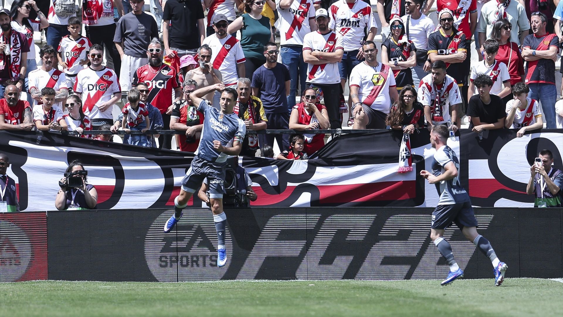 Mikel Oyarzabal celebra uno de sus goles en el Rayo-Real Sociedad