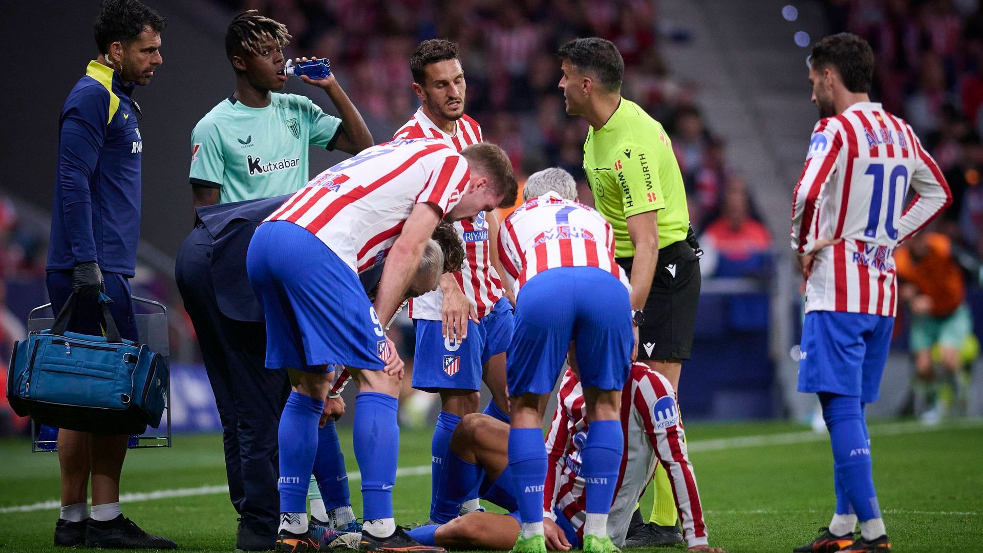 Pablo Barrios se duele tras su lesión en el Atlético-Athletic