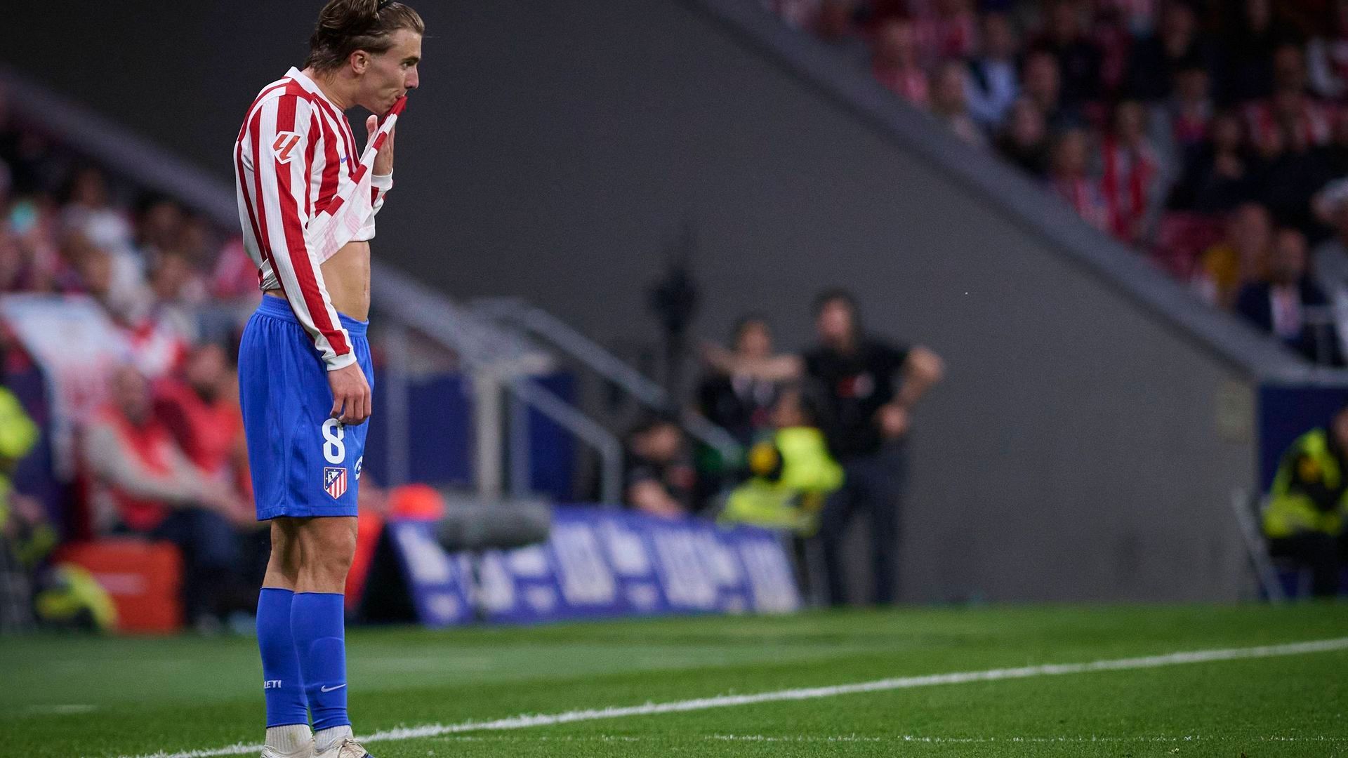 Pablo Barrios se lamenta durante el Atlético-Athletic