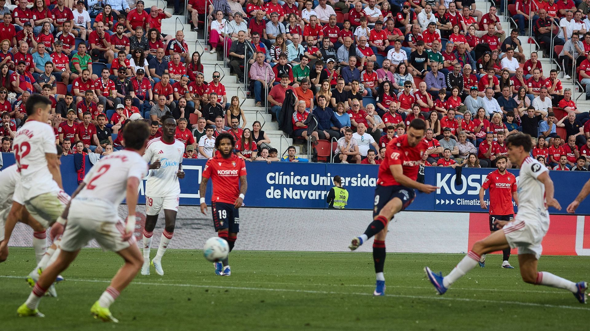 Raúl García, anotando su gol ante el Sevilla