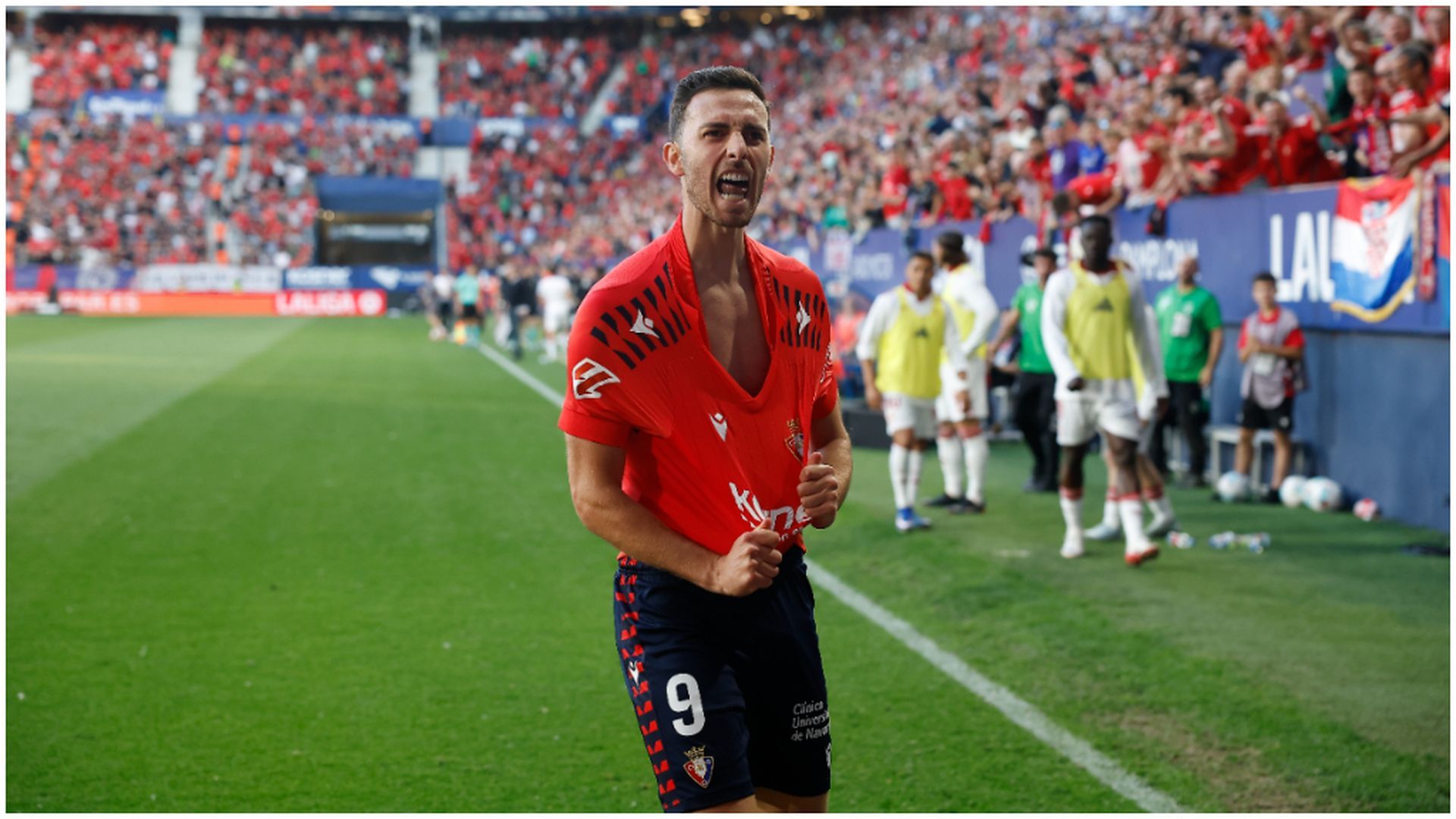 Raúl García celebrando su gol en el Osasuna - Sevilla