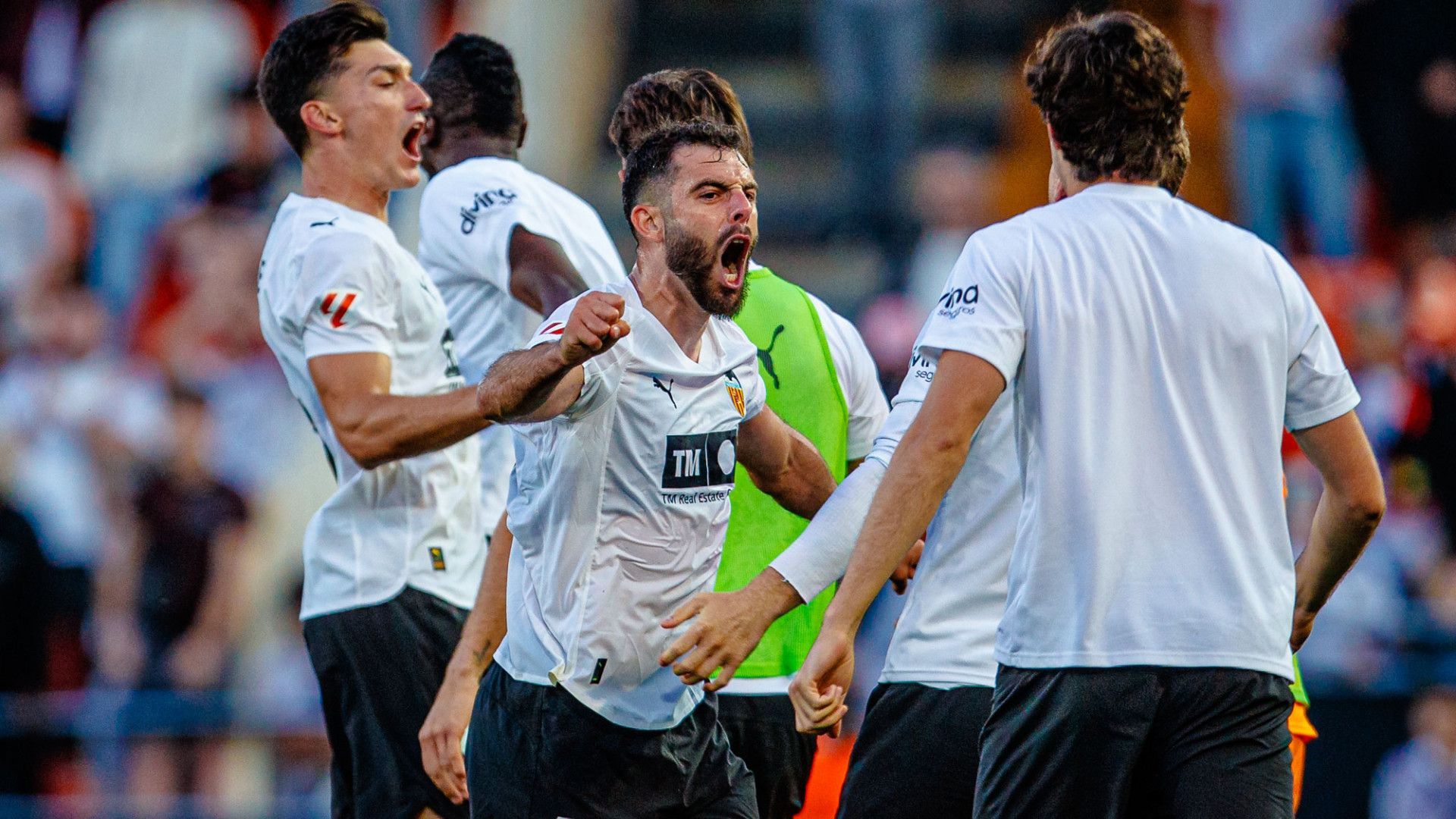 Rioja celebra un gol en Mestalla ante el Girona