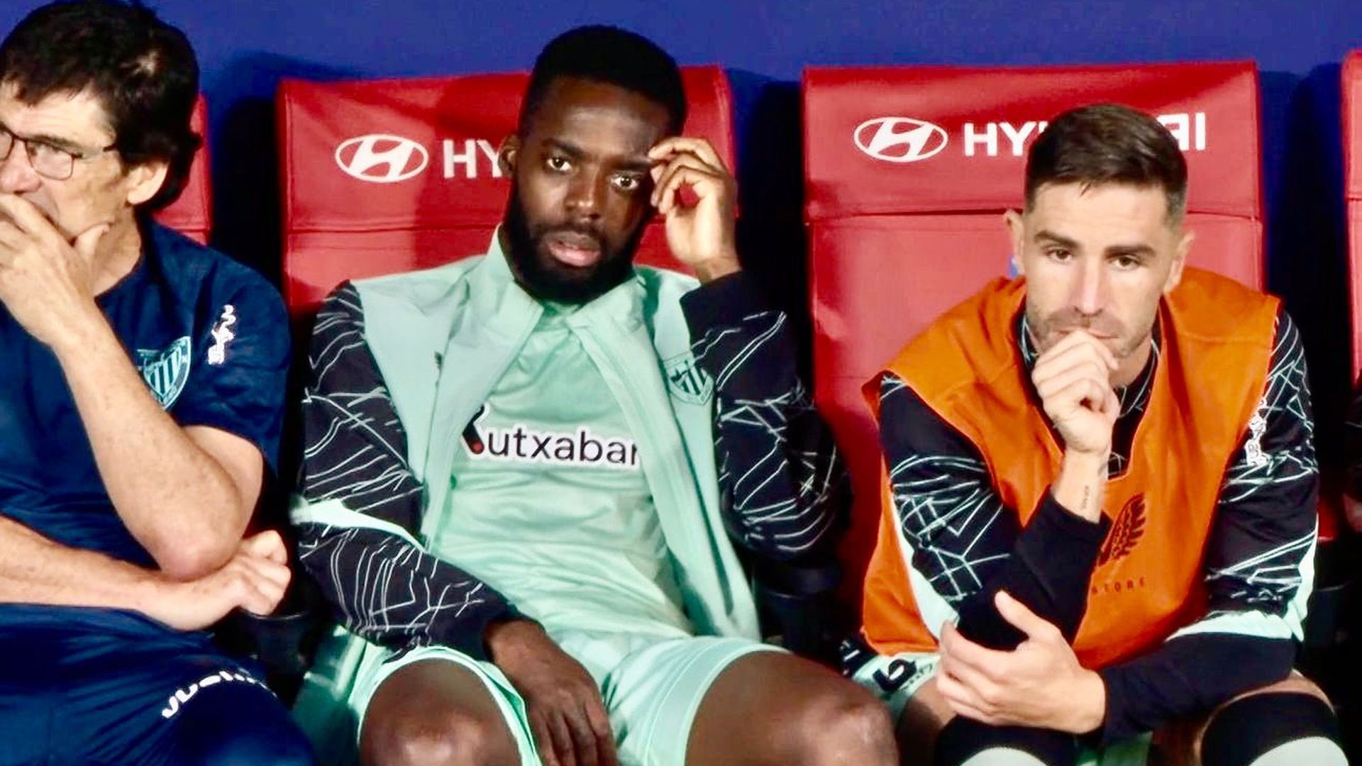 Rostros largos de Iañki Williams y Yeray en el banquillo ante el Atlético en el Metropolitano