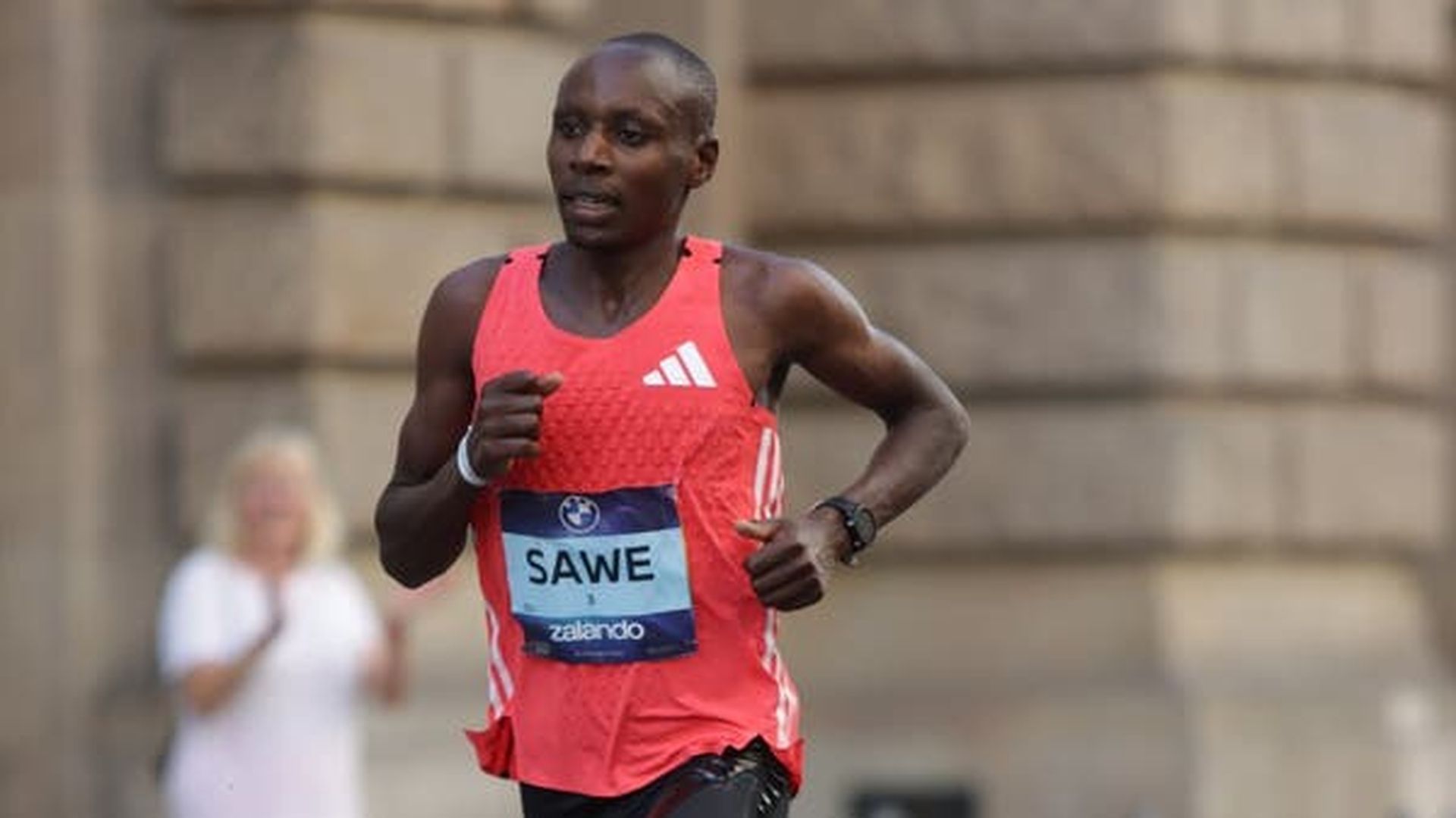 Sebastian Sawe hace historia y se convierte en el primer hombre que rompe la barrera de las dos horas en una maratón de Londres
