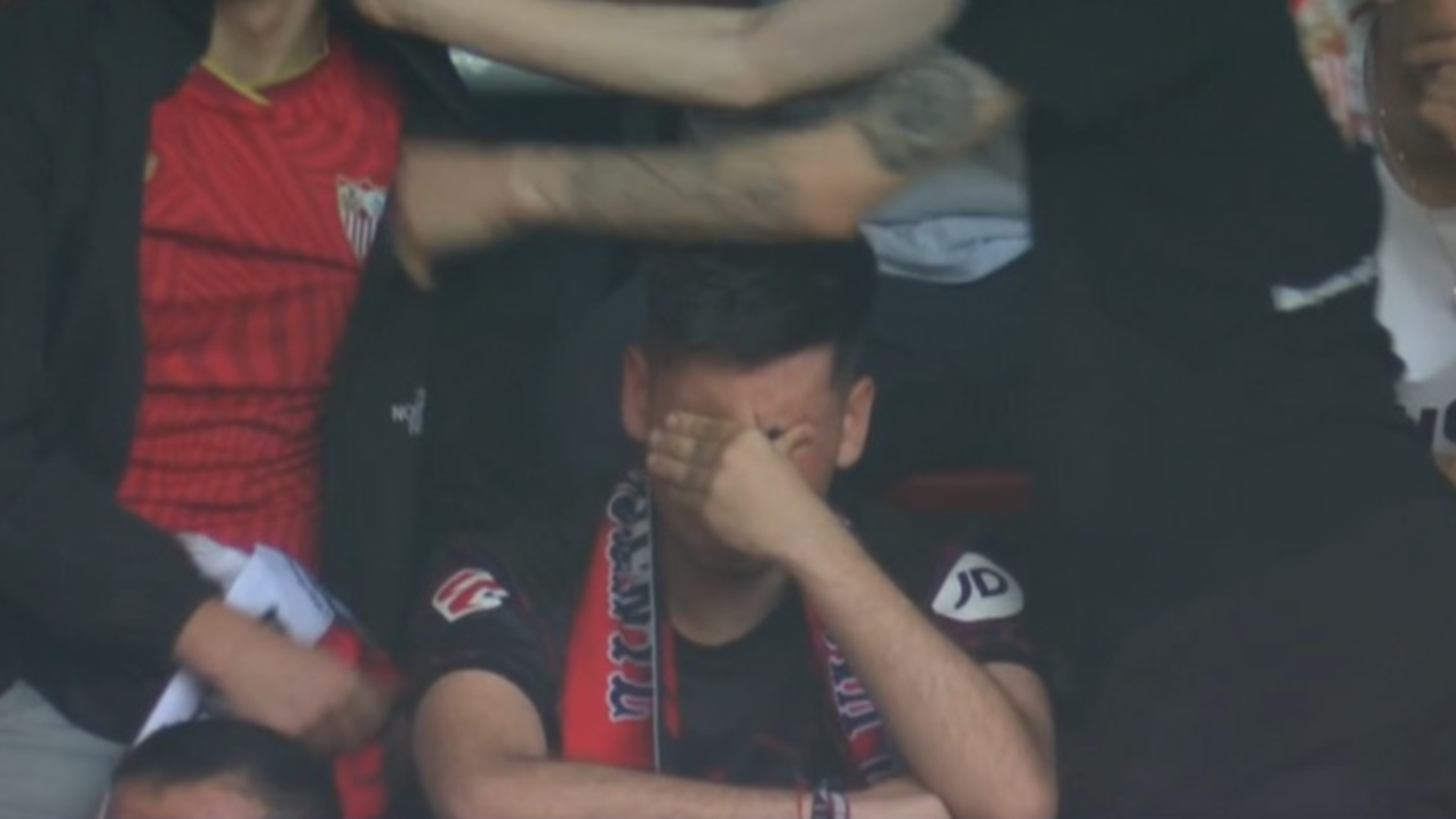 Un aficionado del Sevilla, desolado, tras caer ante Osasuna